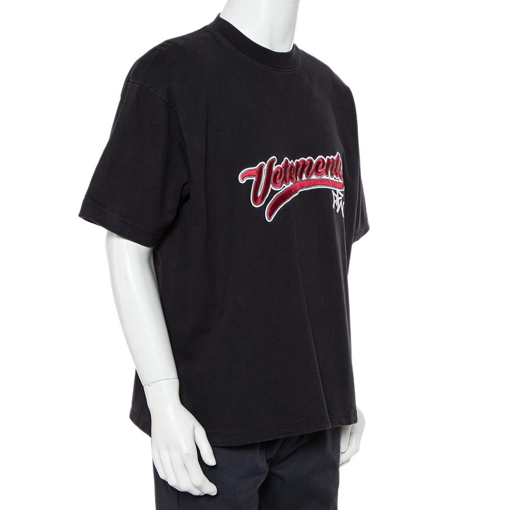 A seamless blend of comfort, luxury, and style, this Vetements t-shirt is a must-have piece! Made from cotton in a black shade, the creation is elevated by the label's logo on the front. Finished off with short sleeves and a crewneck, it can be