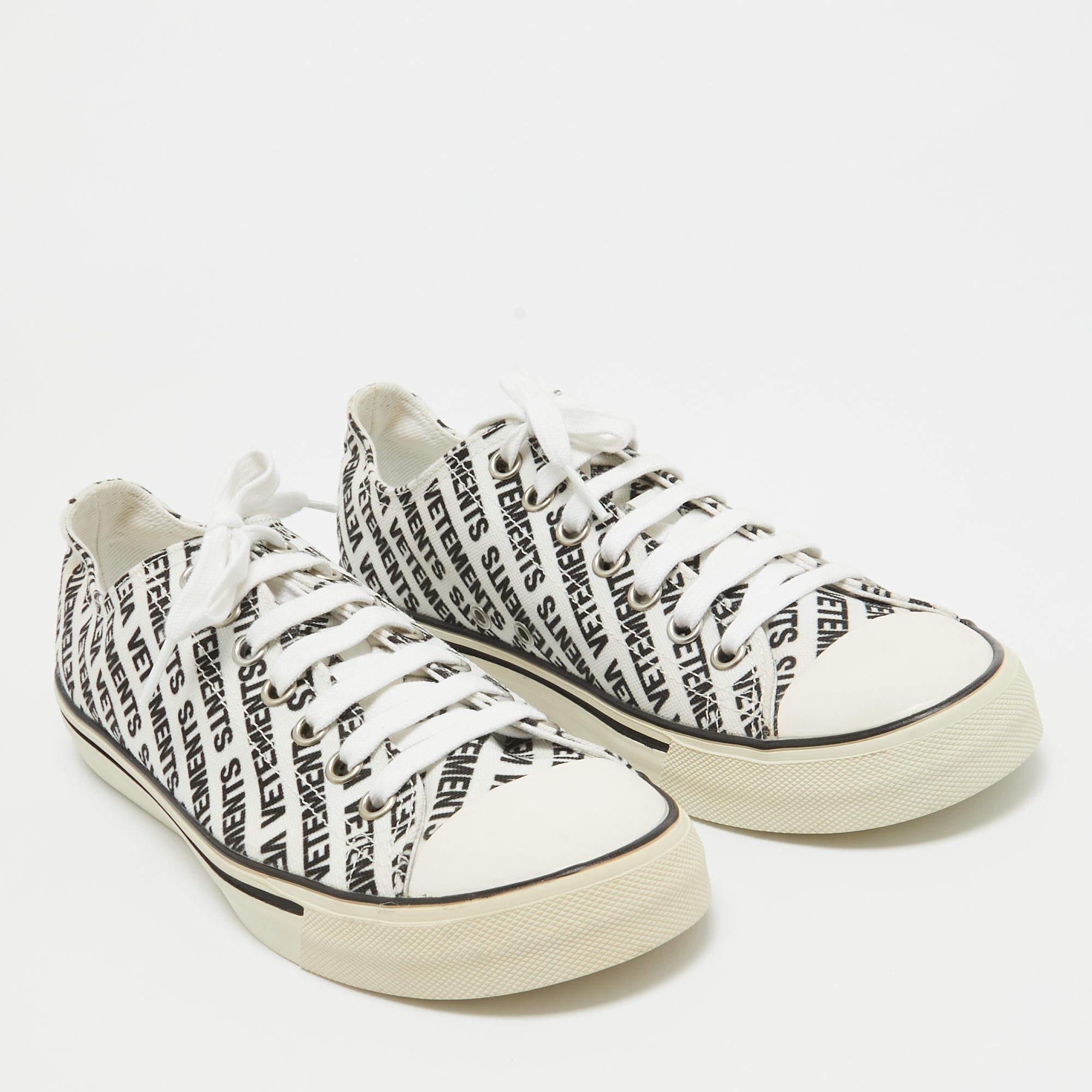 Vetements Black/White Logo Print Canvas Low Top Sneakers Size 41 In Excellent Condition For Sale In Dubai, Al Qouz 2