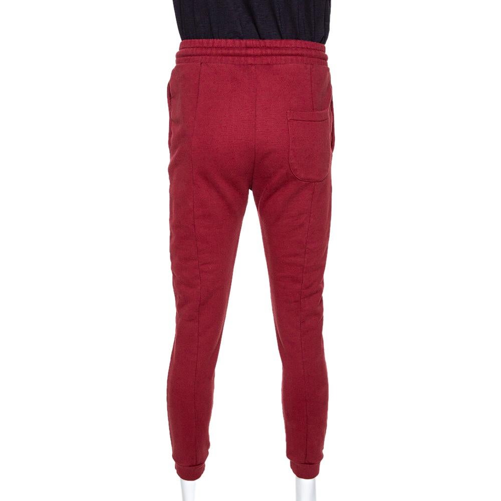 To give you comfort and high style, Vetements brings you this brick red creation that has been made from quality fabrics and designed with an elasticized waist and pockets. This pair of track pants will surely be a delighting buy.

