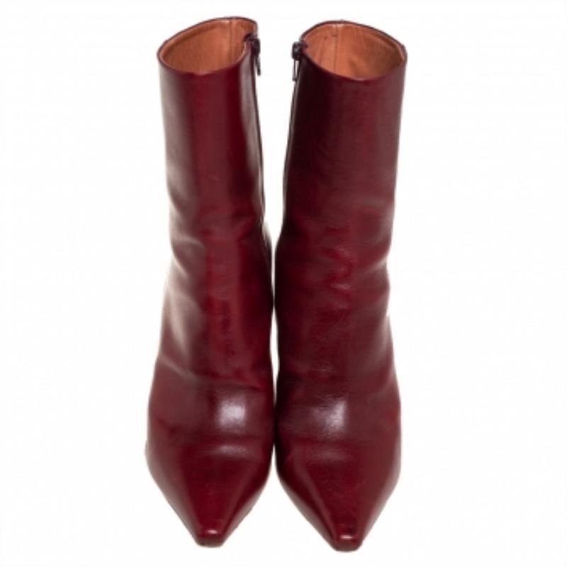 These Vetements boots are ideal for a street-chic look! Crafted from leather in a burgundy shade, they feature pointed toes and side zippers. The highlight of these boots is the reflector heels that make them stand out!