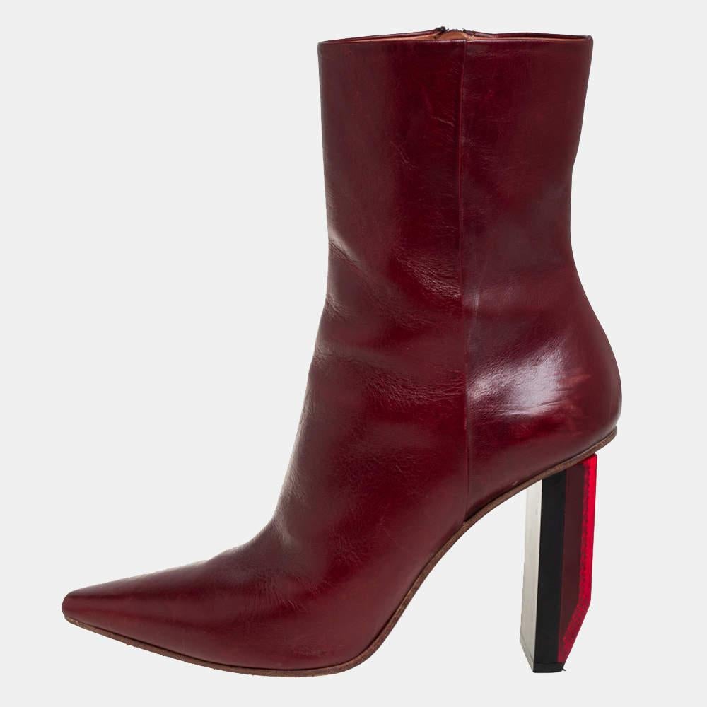 These Vetements boots are ideal for a street-chic look! Crafted from leather in a burgundy shade, they feature pointed toes and side zippers. The highlight of these boots is the reflector heels that make them stand out!
