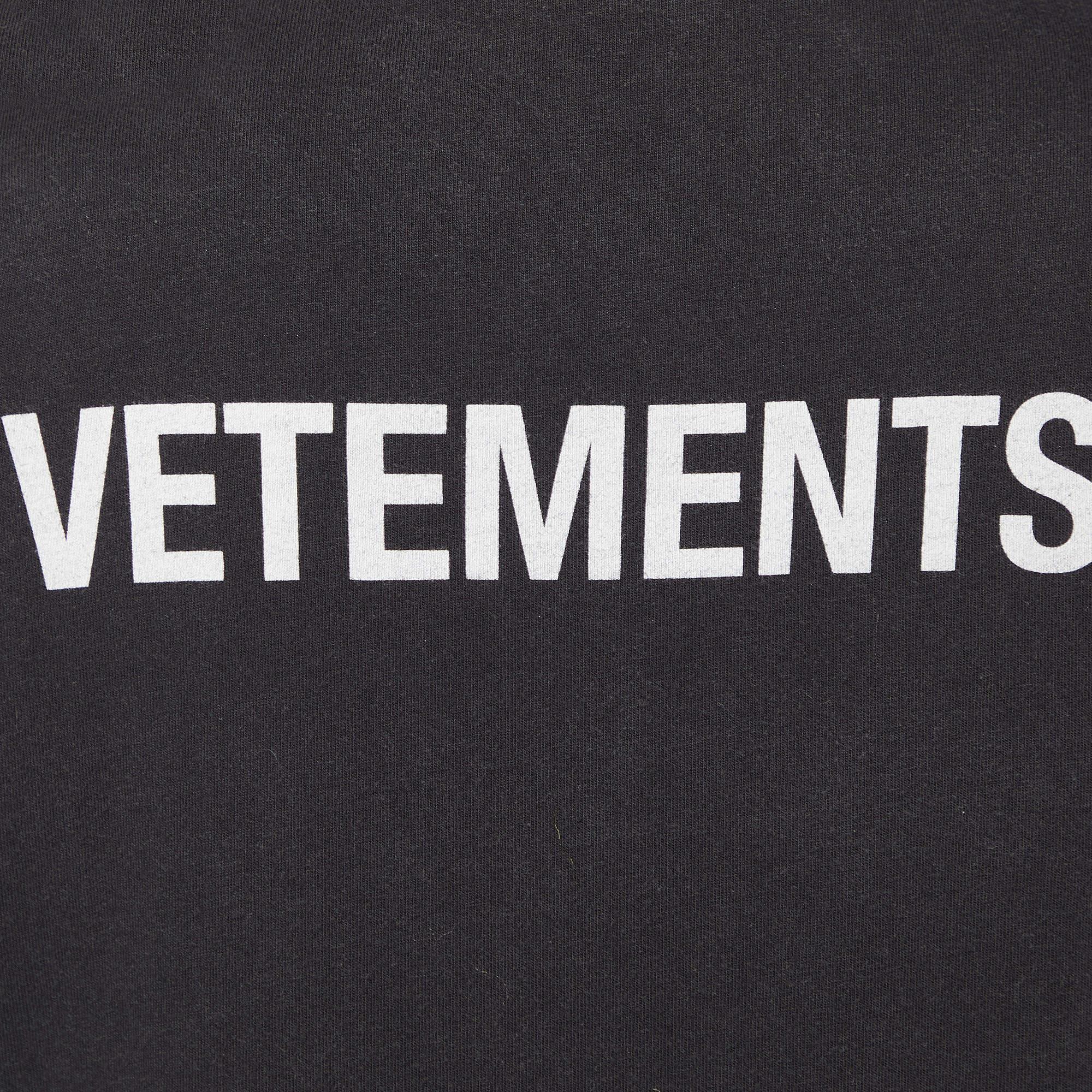 Vetements Charcoal Grey Staff Printed Cotton Knit T-Shirt S In Good Condition For Sale In Dubai, Al Qouz 2