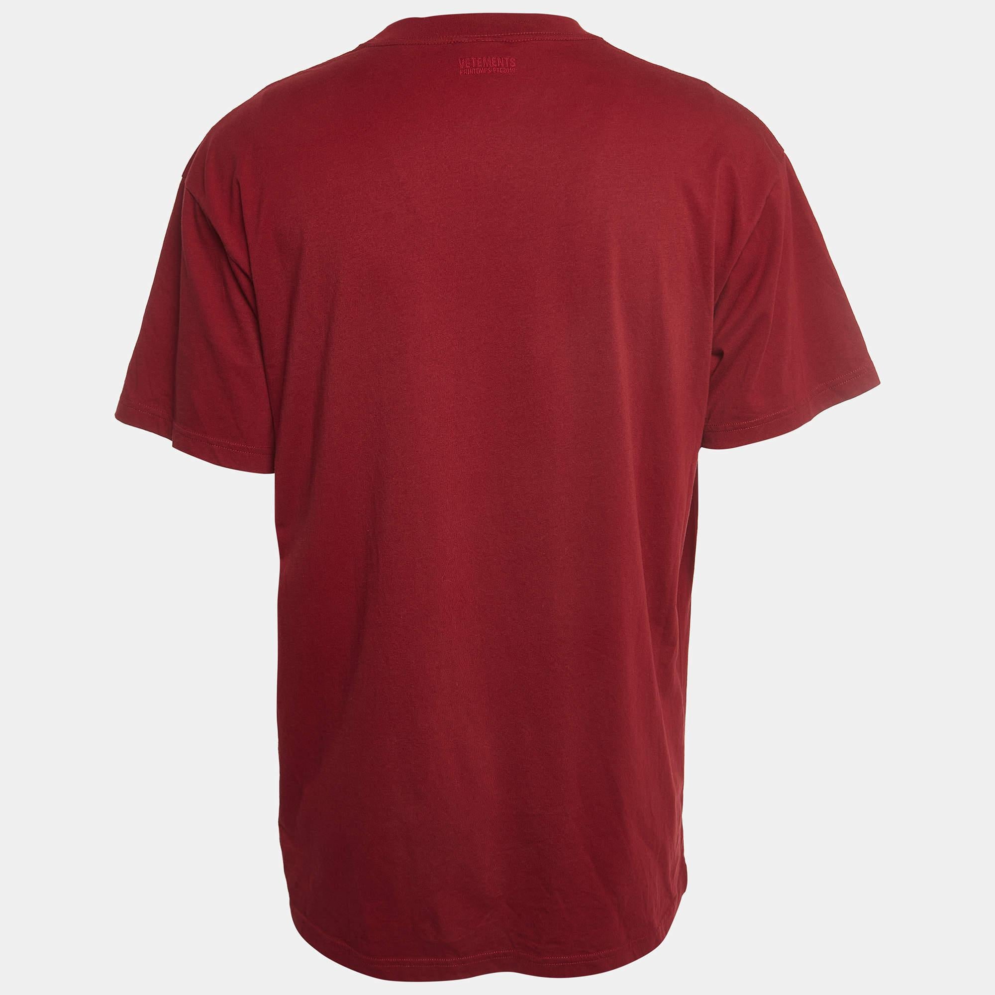 Combinaison parfaite de confort, de luxe et de style, ce t-shirt Vetements est une pièce incontournable. Fabriquée à partir de matériaux de qualité, cette création peut être associée à un pantalon en jean et à des baskets pour un look cool.