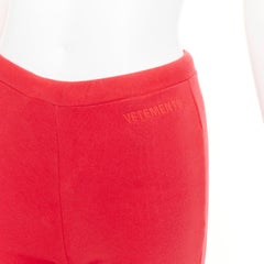 VETEMENTS Demna 2019 – rote Sweathose aus Baumwolle mit gesticktem Logo und weitem, ausgestellter Passform, Größe XS