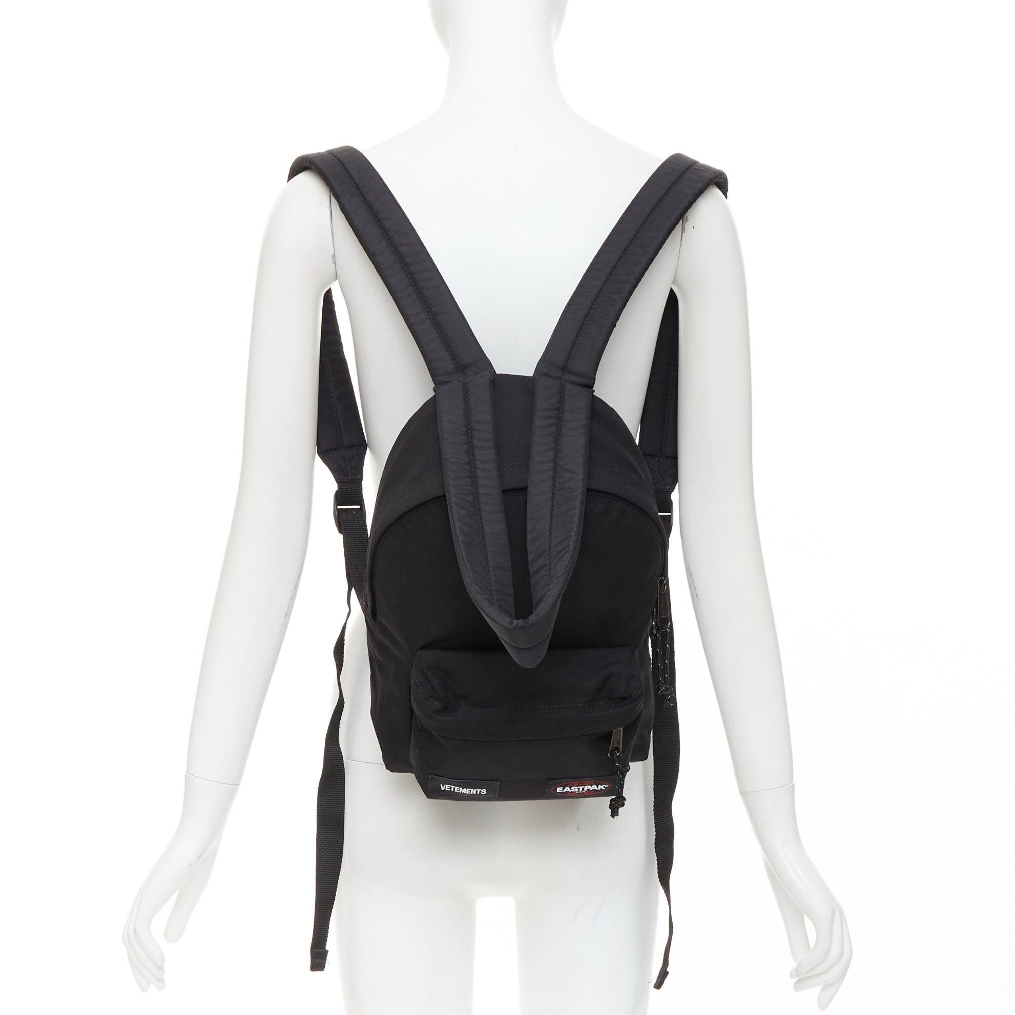 VETEMENTS EASTPAK 2017 sac à dos mini-sac à bandoulière avec logos noirs
Référence : ECLO/A00142
Marque : Vetements
Collectional : Eastpak
Matériau : Toile
Couleur : Noir
Motif : Solide
Fermeture : Zip
Doublure : Tissu noir
Détails supplémentaires :