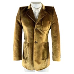 VETEMENTS Otoño-Invierno 2017: chaqueta deportiva con solapa en V, de terciopelo dorado, mezcla de poliéster y algodón, con el logotipo «Chest M»