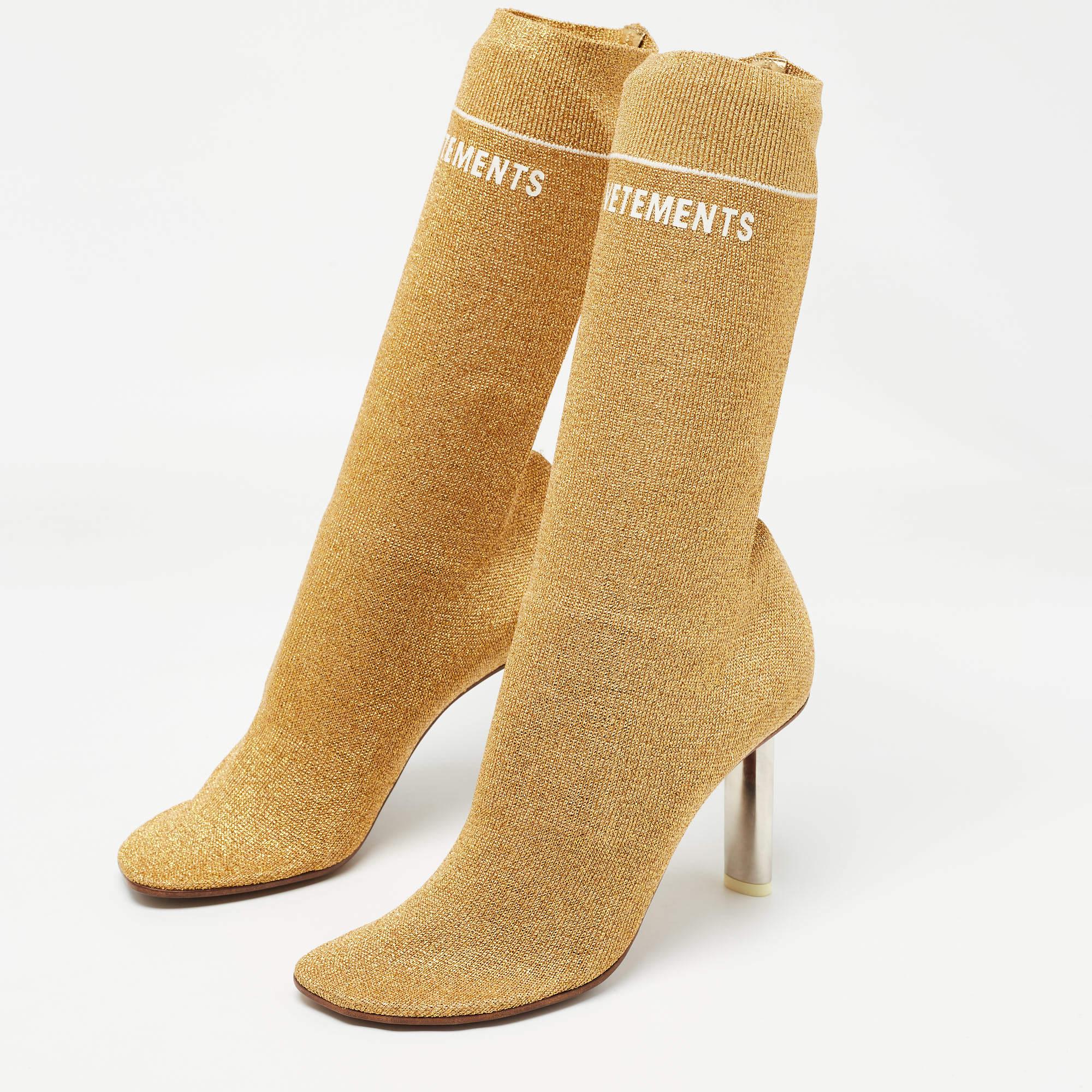 Enjoy the most fashionable days with these stylish Vetements boots. Modern in design and craftsmanship they are fashioned to keep you comfortable and chic