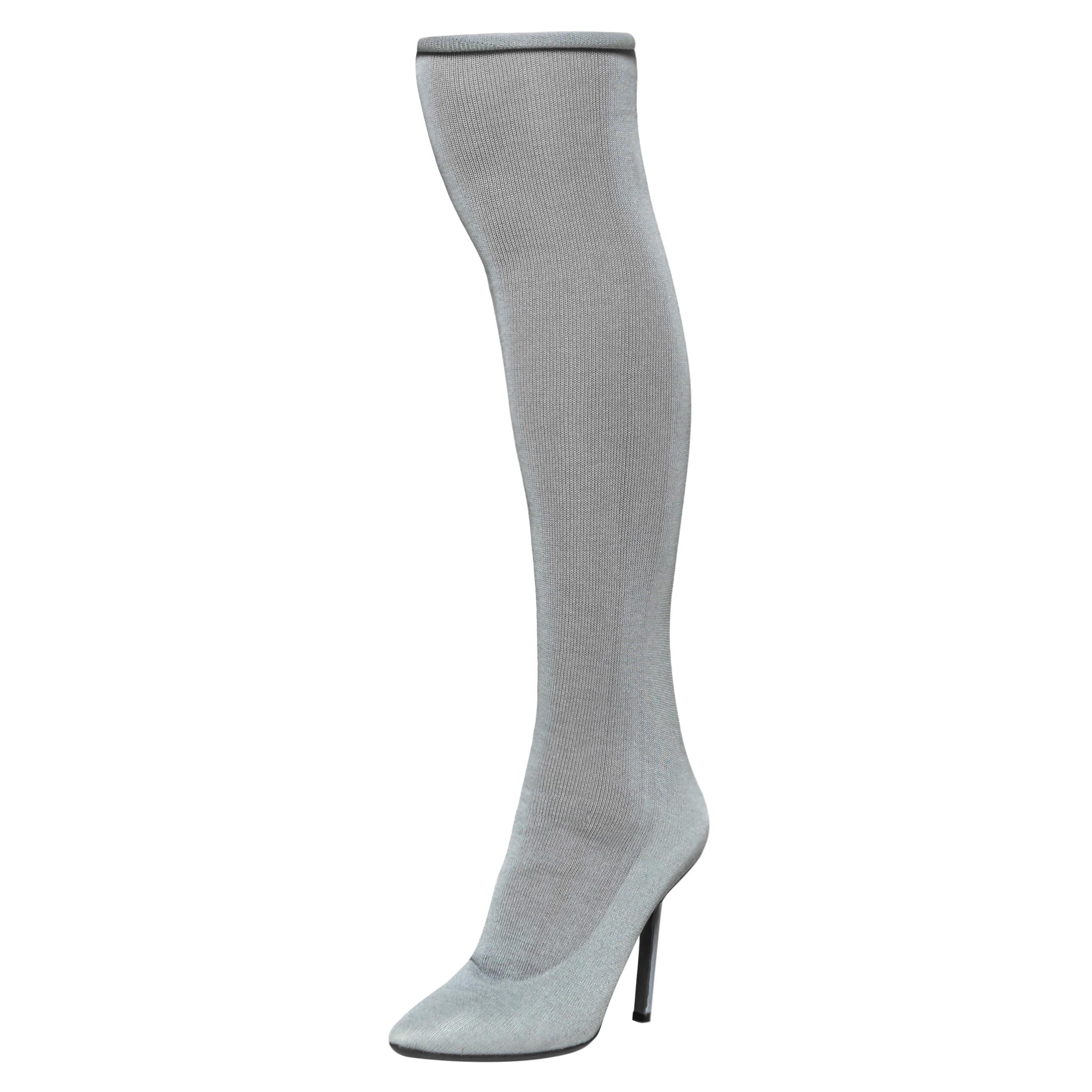 Crafted with finesse, these Vetements knee-high boots are absolutely gorgeous! They have been rendered in stretch fabric and flaunt pointed toes. Elevated on 11 cm heels, these grey stretch fabric boots will look stunning when paired with short