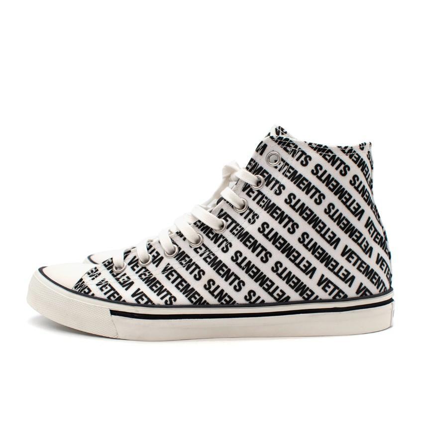 Vetements High-Top Canvas Sneakers mit schwarz-weißem bedrucktem Logo Damen im Angebot