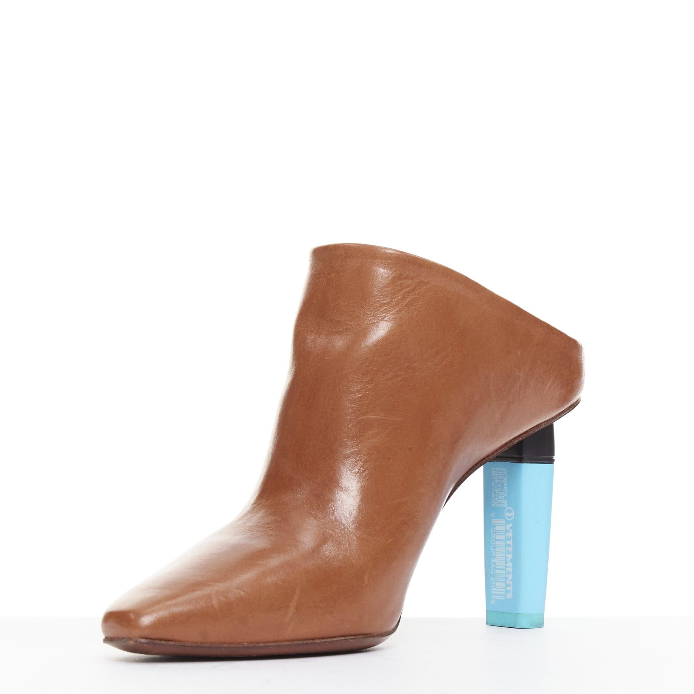 VETEMENTS Highlighter cuero marrón azul arquitectónico tacón mules EU35 Marrón en venta
