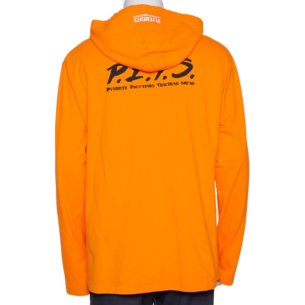 This bright orange hoodie from Vetements is simple and just the right choice for your casual style. It is made from cotton and designed with a hoodie and P.E.T.S detailing. This smart creation has a comfortable silhouette with long sleeves. Team it