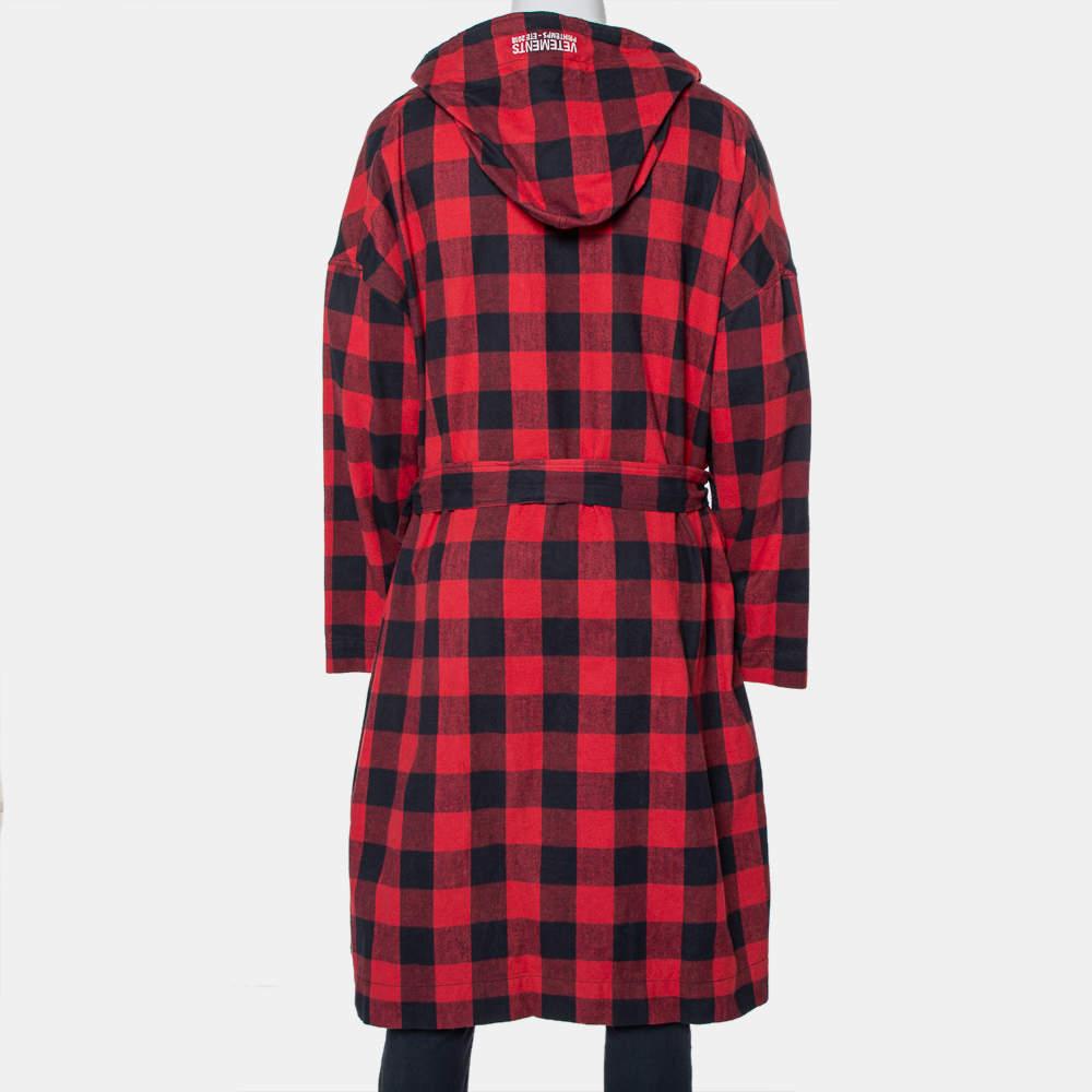 Vetements SS 2018 belted robe. Made from cotton, the flannel robe has plaid patterns in red and black. It features long sleeves, dropped shoulders, a hood, pockets, and a detachable tie at the waist.

Includes: Belt
