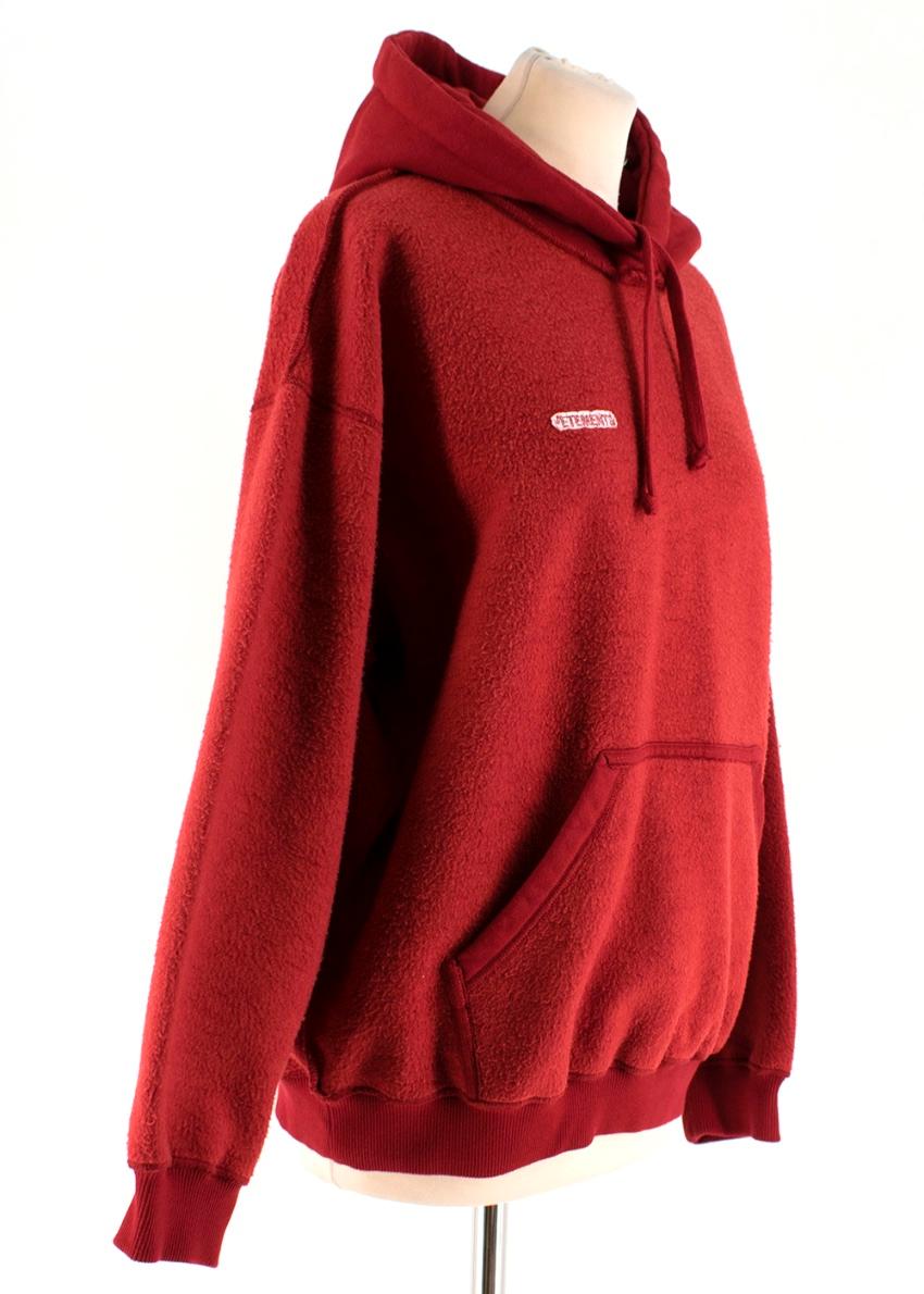  Vetements Red Inside-Out Logo Hoodie 

- Labels facing inside
- Stitching at chest 
- Front Pocket 
- Hood Attached 
- Drawstring at hood 
- Ribbed Cuffs and Hemline 

Materials 
85% Cotton 
15% Polyester 

Hand Wash Only 

Made in Portugal