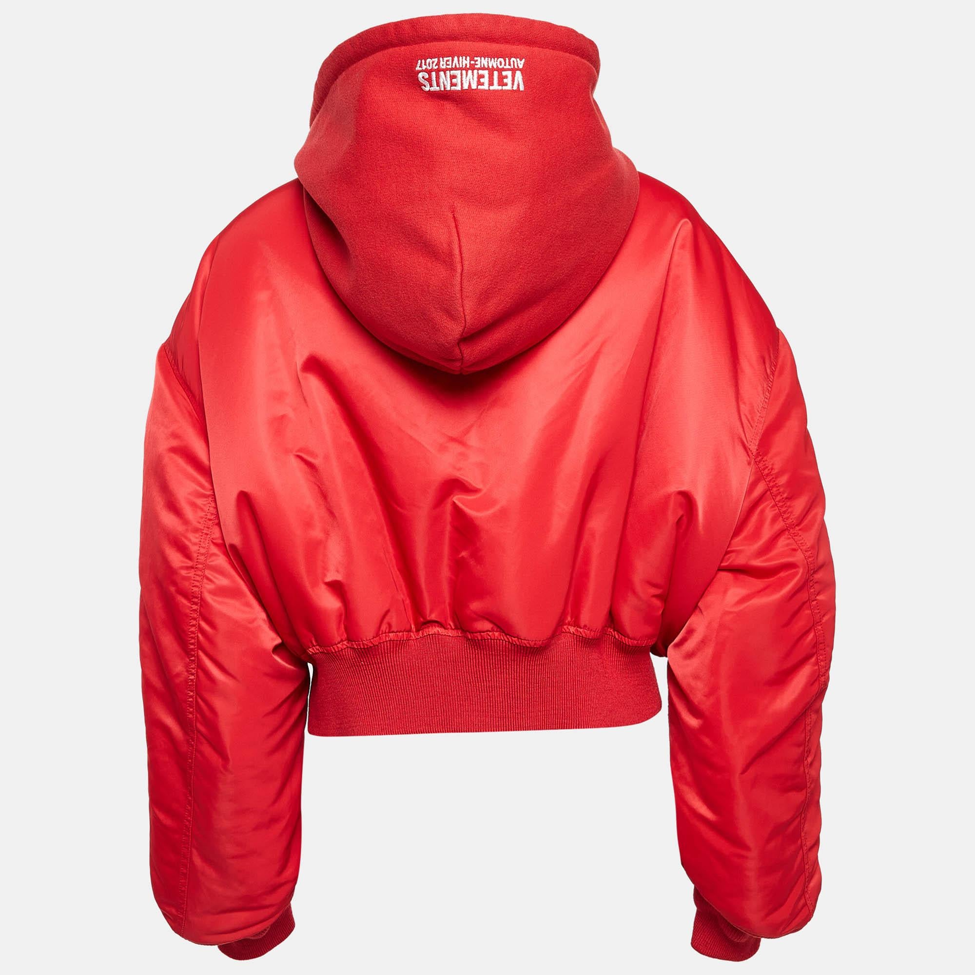 Vetements Rot Synthetische Zip-Up Pufferjacke mit Kapuze mit Reißverschluss M im Zustand „Hervorragend“ im Angebot in Dubai, Al Qouz 2