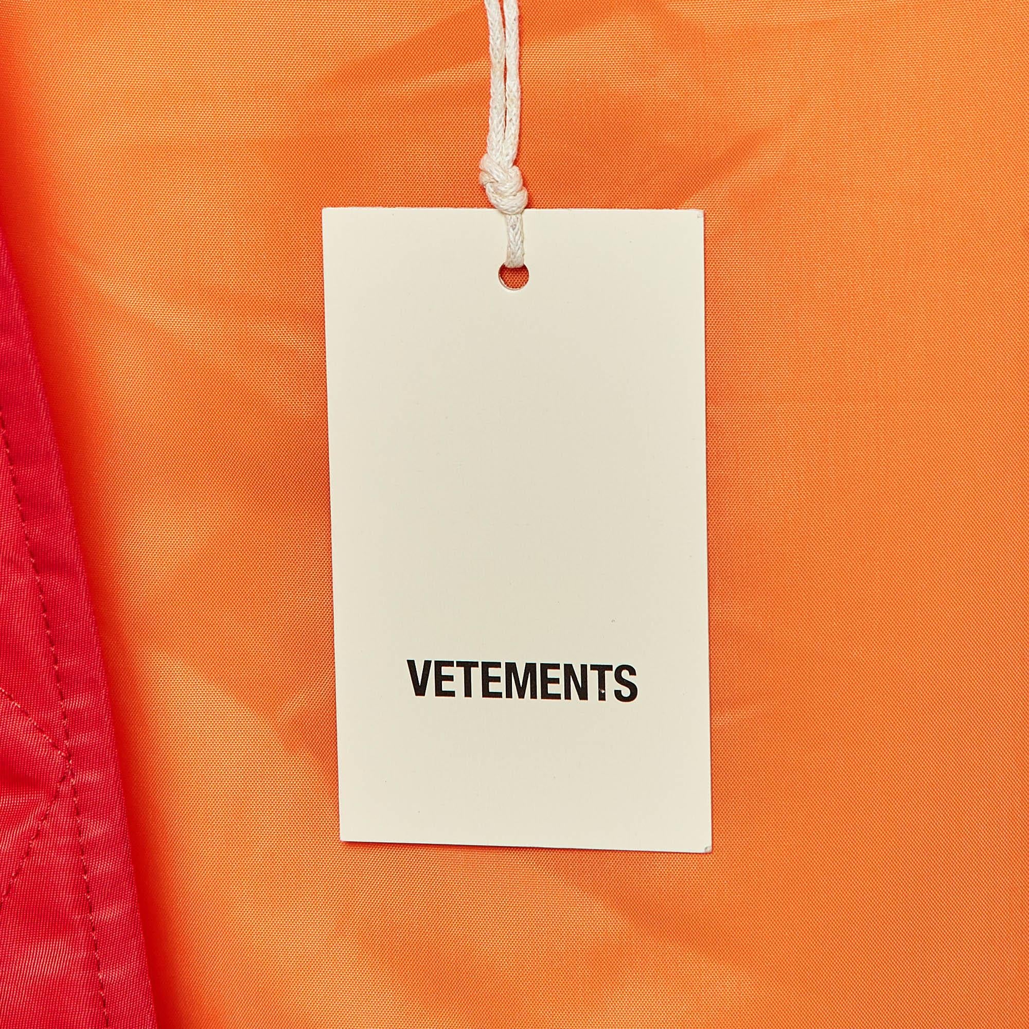 Vetements Rot Synthetische Zip-Up Pufferjacke mit Kapuze mit Reißverschluss M im Angebot 1