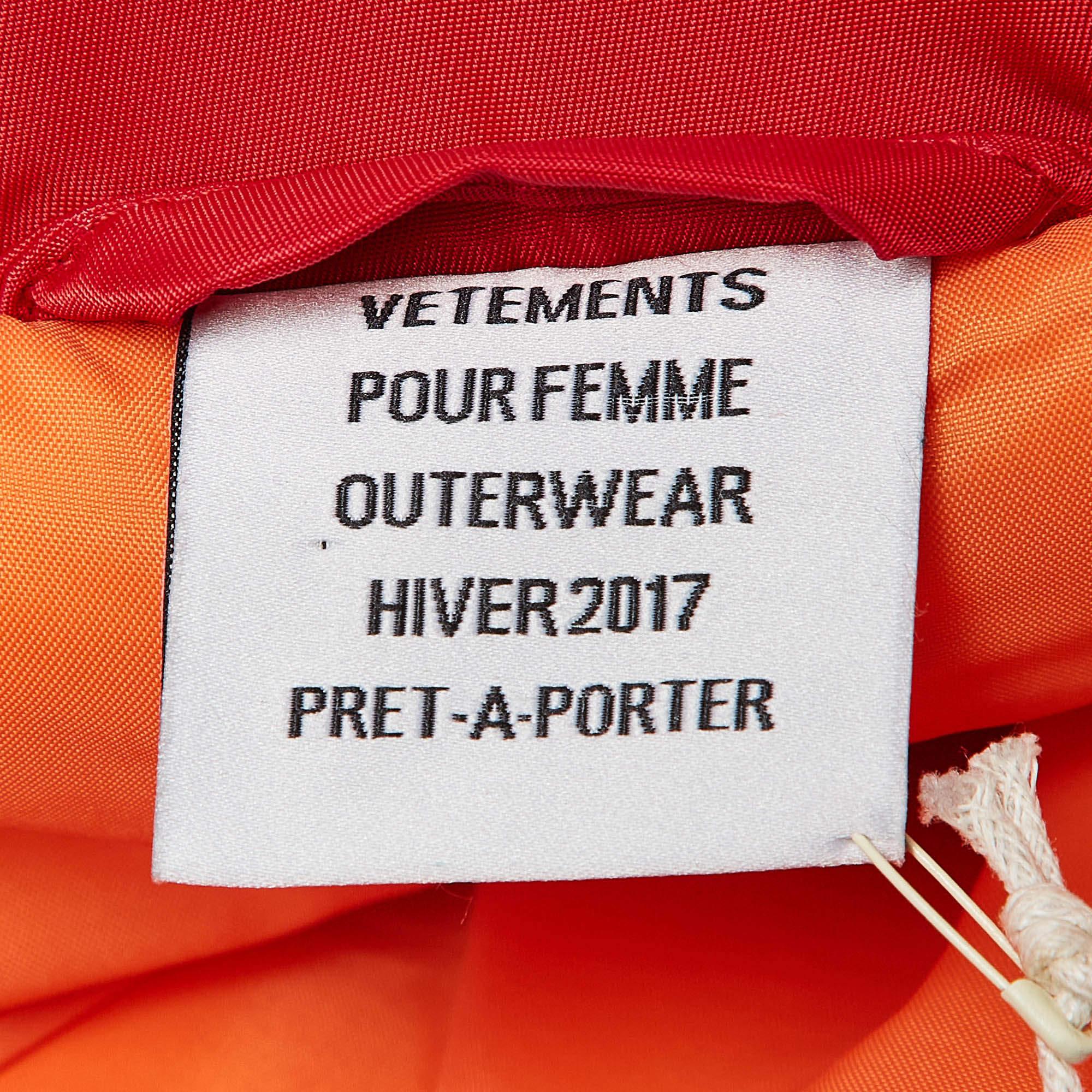 Vetements Rot Synthetische Zip-Up Pufferjacke mit Kapuze mit Reißverschluss M im Angebot 2
