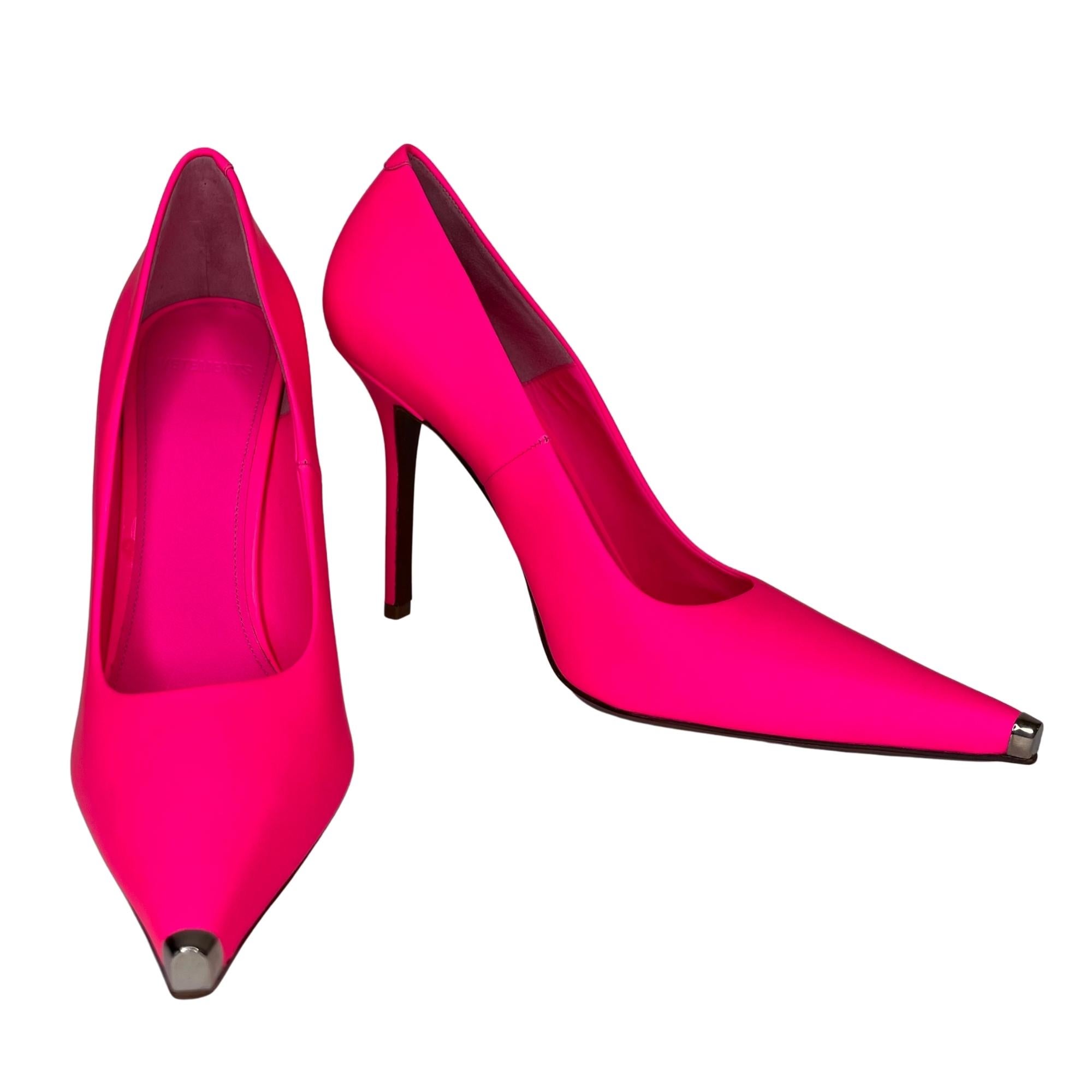 Pink leather 110-mm Décolleté pumps featuring a pointed toe, a slip-on style, a high stiletto heel, a gold-tone cap toe and leather sole and leather lining.
Designer Style ID: SS20HE009

COLOR: Pink
MATERIAL: Rubberized leather
SIZE: 37 EU / 6