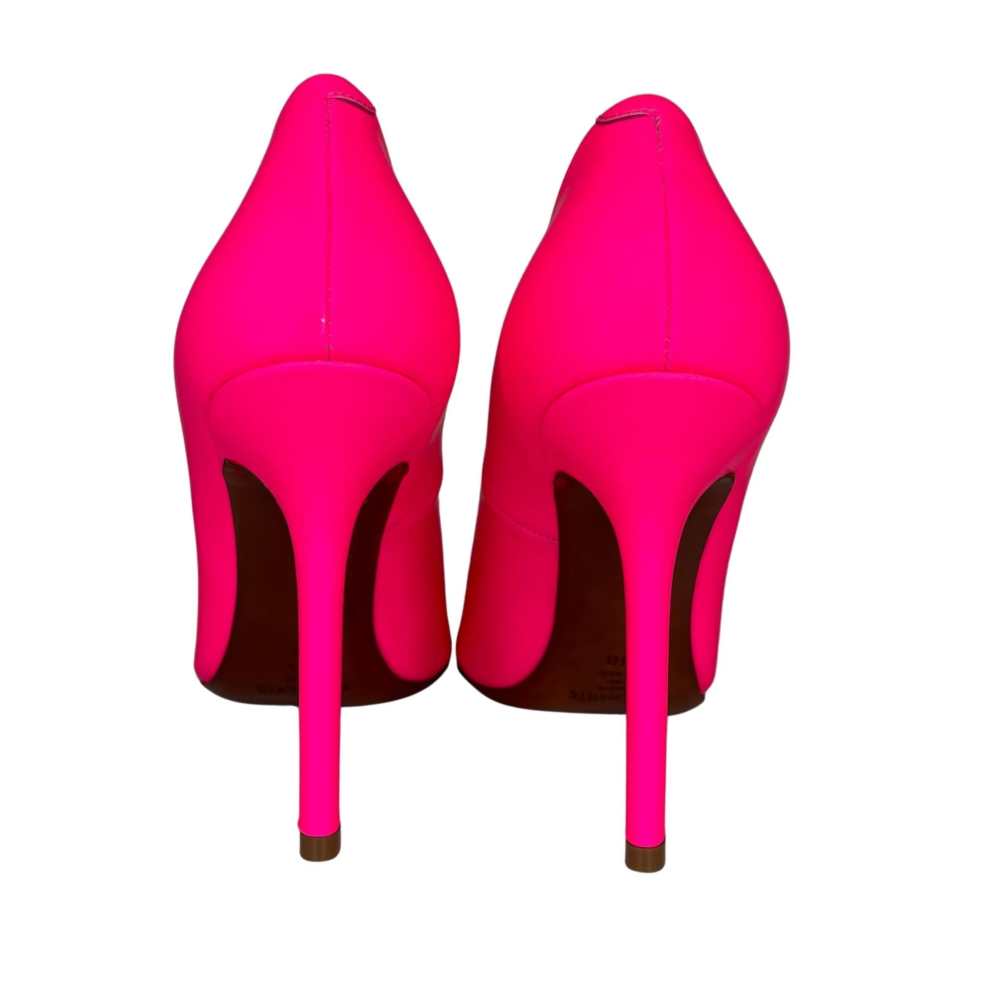 Vetements Rubberized Leather Fluorescent Pink Décolleté Heels (37 EU) In New Condition For Sale In Montreal, Quebec