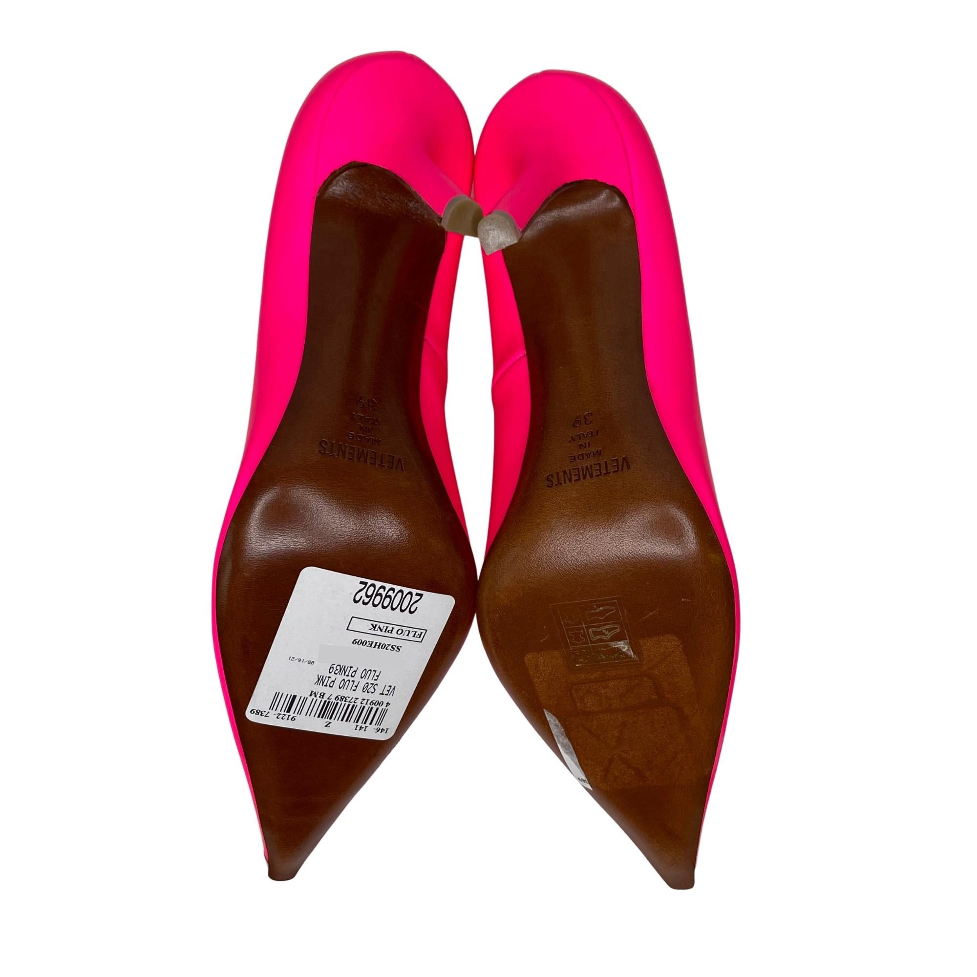 Vetements Rubberized Leather Fluorescent Pink Décolleté Heels (39 EU) In New Condition For Sale In Montreal, Quebec