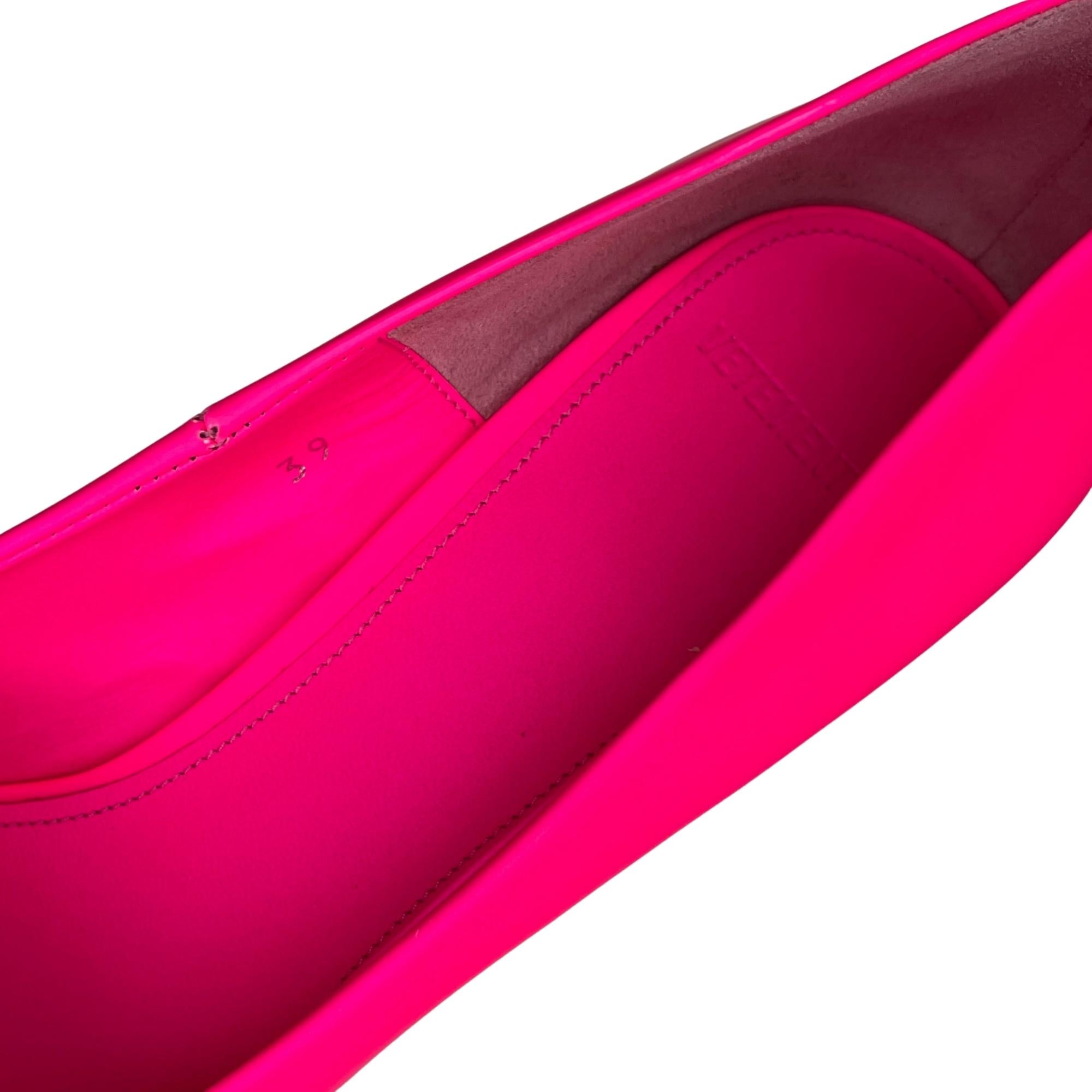 Vetements Rubberized Leather Fluorescent Pink Décolleté Heels (39 EU) For Sale 1
