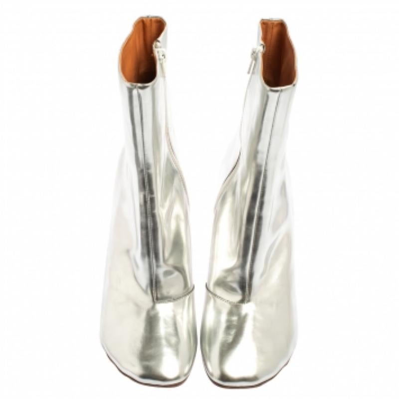 Tout simplement luxueuses, ces bottines Vetements vous aideront à vous démarquer tout en restant confortables tout au long de la journée ! Les bottes argentées sont confectionnées en cuir et conçues avec des bouts ronds. Elles présentent des