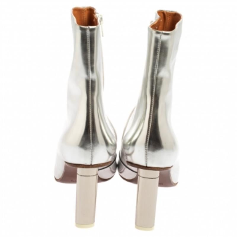 Vetements - Bottines en cuir argenté, taille 39 Excellent état - En vente à Dubai, Al Qouz 2