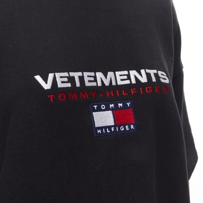 VETEMENTS TOMMY HILFIGER Demna 2018 black double sleeve oversized hoodie XS
Reference: TGAS/B02238
Brand: Vetements
Designer: Demna
Model: Tommy Hilfiger hoodie
Material: Cotton
Color: Black
Pattern: Solid
Made in: Portugal

CONDITION:
Condition: