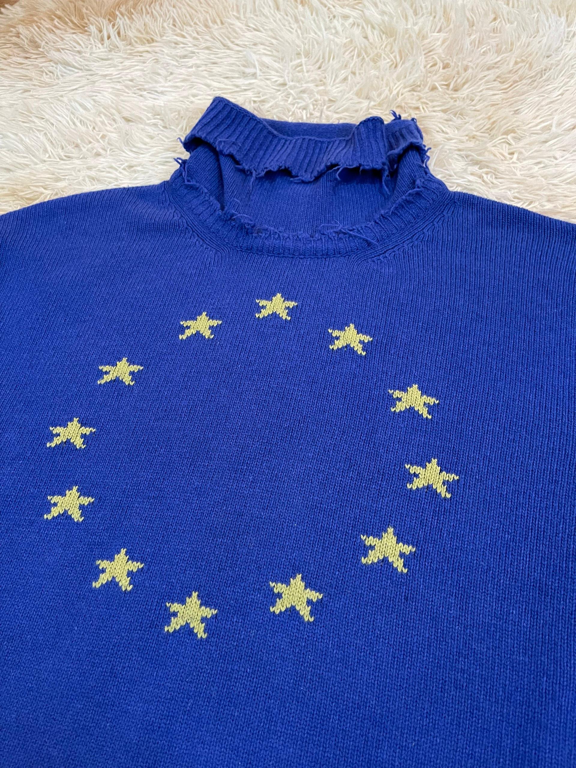 Blue wool oversize turtleneck sweater from Vetements. Embroidered yellow pattern of stars at front. Raw trimming.


The item was some of Demna's early grail.


I also have the Europe Hoodie available, please check my profile.


Size: S, fits up to
