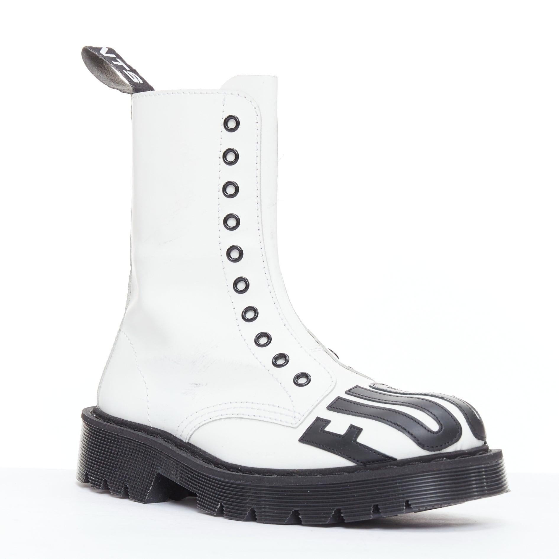 VETEMENTS VTMNTS F OFF black white slogan leather combat boots EU36
Reference: TGAS/E00421
Brand: Vetements
Collection: VTMNTS
Material: Leather
Color: White, Black
Pattern: Solid
Closure: Zip
Lining: White Leather
Extra Details: Side zip. Slogan