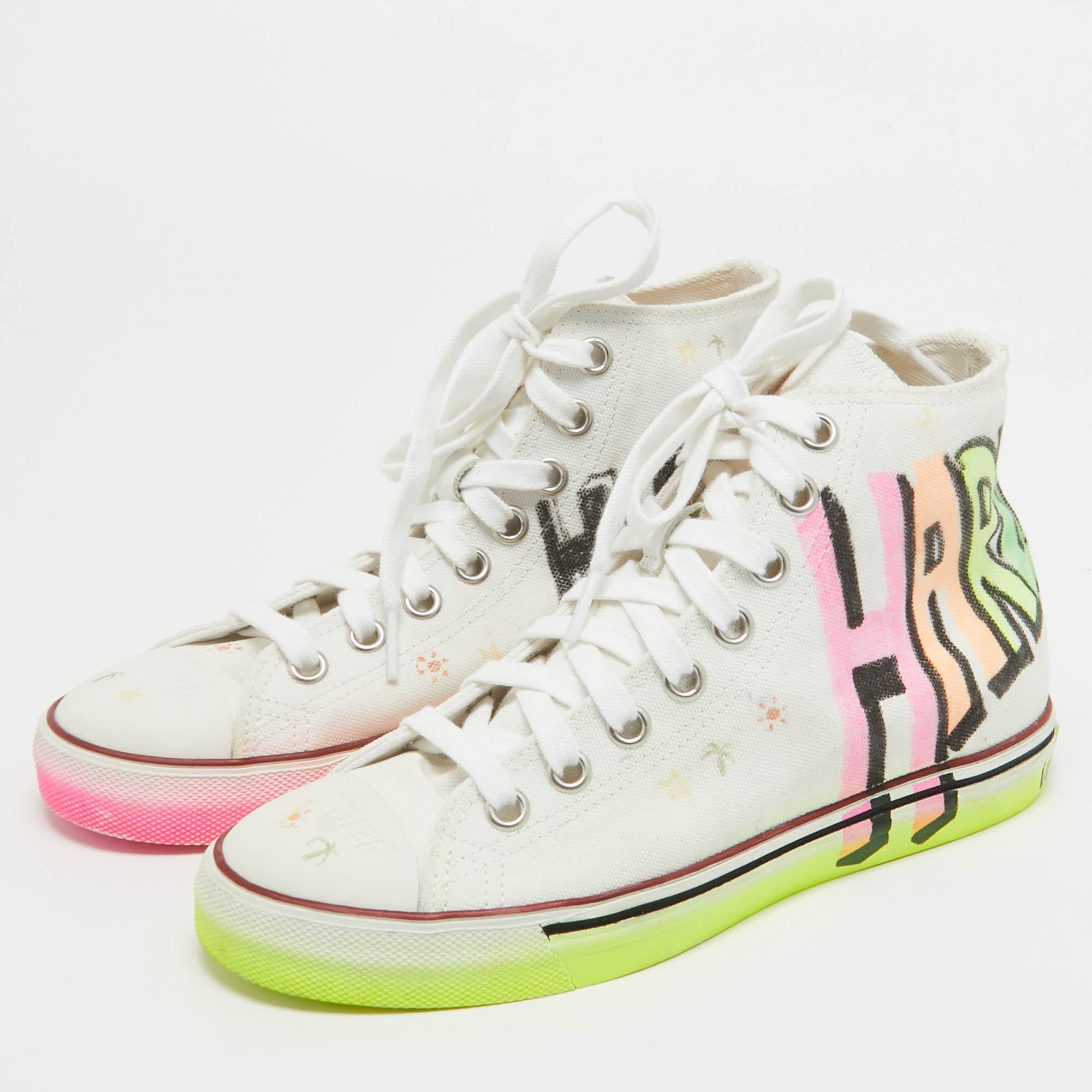Add a statement appeal to your outfit with these sneakers. Made from premium materials they feature lace up vamps and relaxing footbeds. The durable sole of this pair aims to provide you with everyday ease.