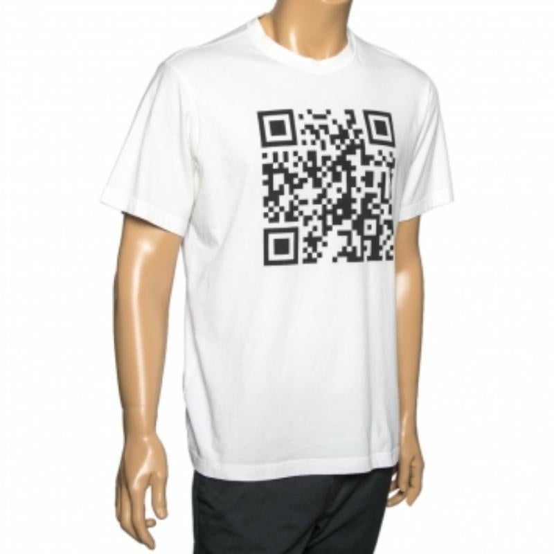 Esta camiseta para hombre de Vetements es la mejor opción para un estilo informal. La creación está confeccionada en algodón y tiene mangas cortas, un código Qr impreso y escote redondo. Combina esta camiseta con pantalones negros y zapatillas