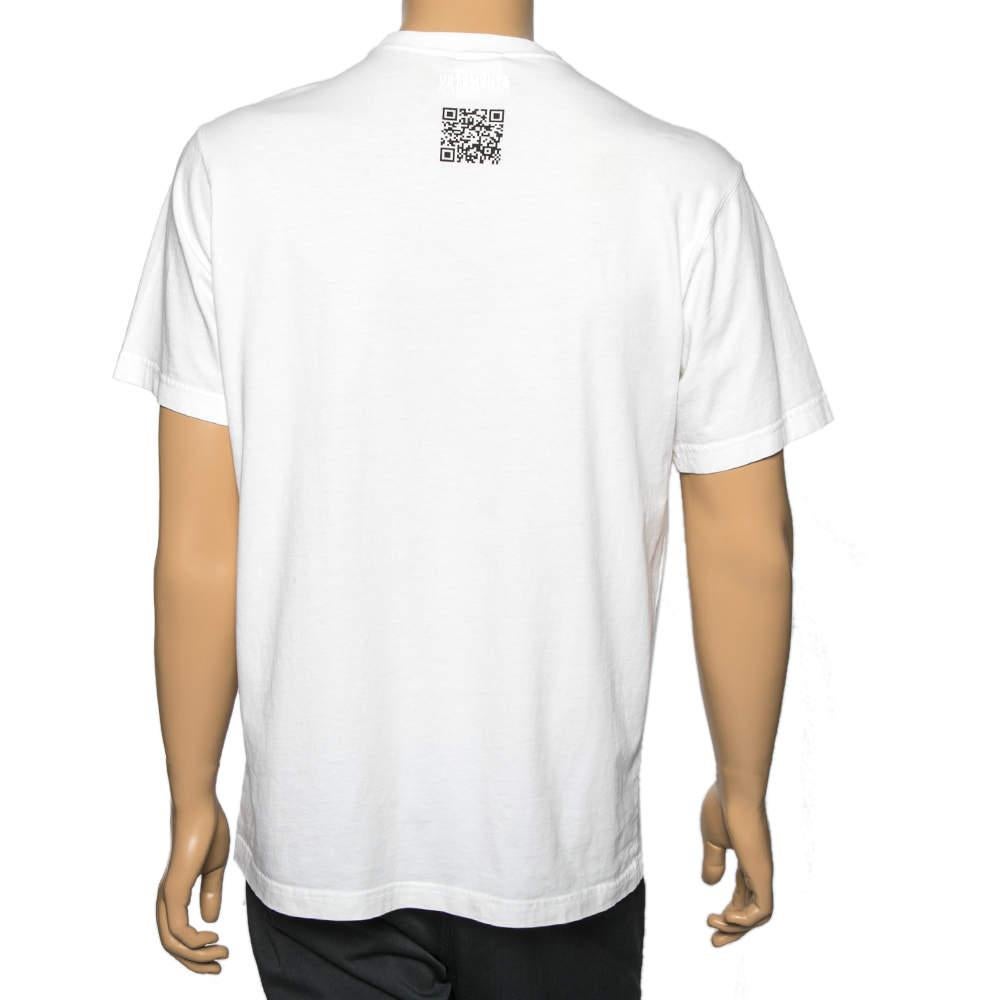 This men's t-shirt from Vetements is the best option for casual style. The creation is tailored using cotton and has short sleeves, a Qr code print, and a crew neckline. Pair this t-shirt with black pants and white sneakers.

