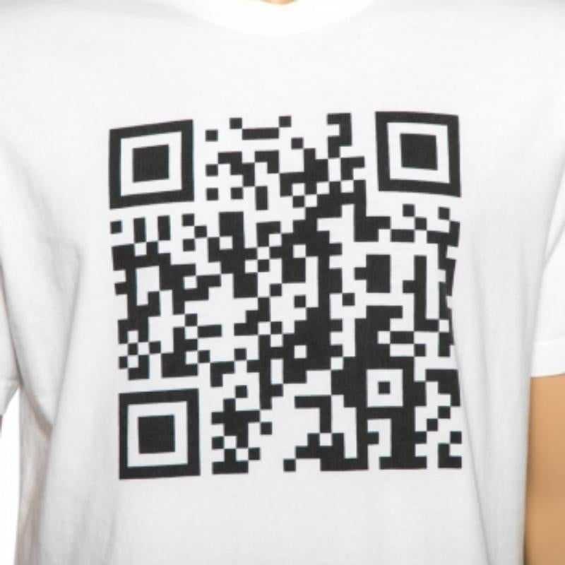 Vetements Camiseta blanca de algodón con código Qr impreso y cuello redondo M en Bastante bueno estado para la venta en Dubai, Al Qouz 2