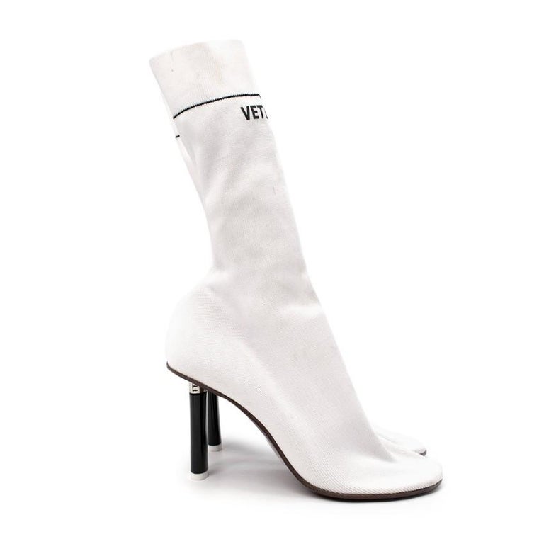 Vetements White Lighter Heel Stretch Sock Boots

- Black lighter heel
- Black branding on the front
- Pull-on design
- Round toe
- Stretch sock boot design with ribbed top

Materials:
Leather

Made in Italy

PLEASE NOTE, THESE ITEMS ARE PRE-OWNED