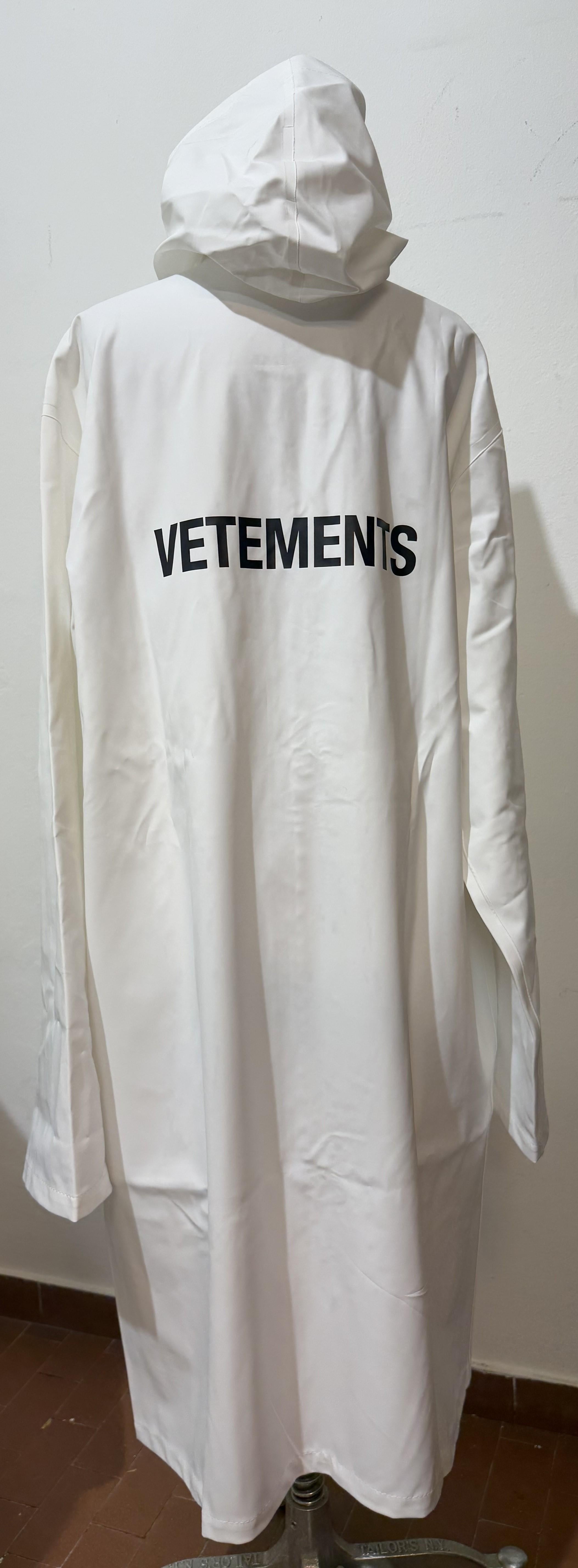 Schöner und sportlicher Mantel von Vetements
100% Polyester
100% Pvc
Weiße Farbe
Vorderseite und Rückseite geschrieben
Kapuze
Reißverschluss und Knopfverschluss
2 Taschen
Schulter/Saum cm 100 (39,3 Zoll)
Schneller internationaler Versand aus Italien