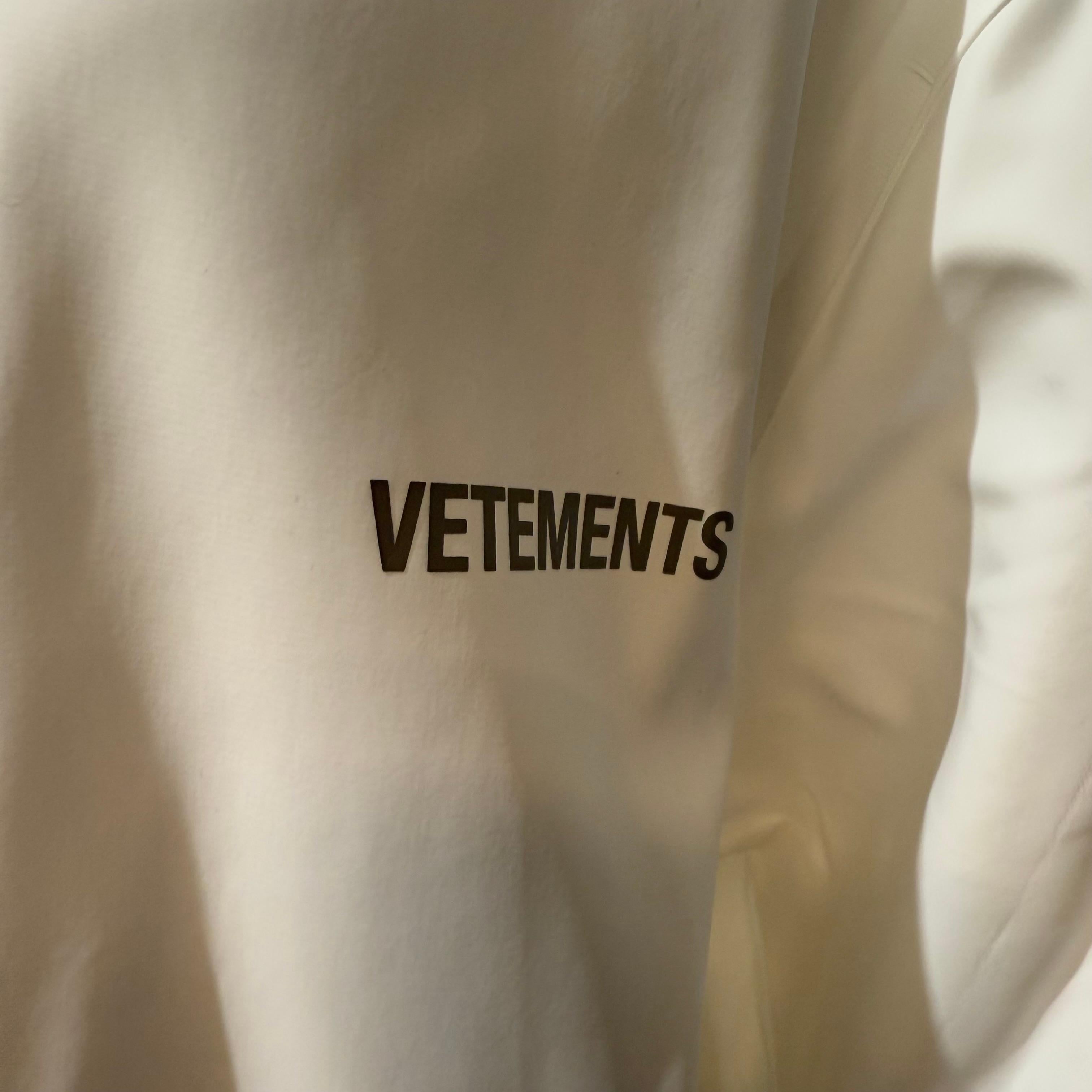 Vetements Weißer Gummimantel einzigartige Größe im Zustand „Gut“ im Angebot in Gazzaniga (BG), IT
