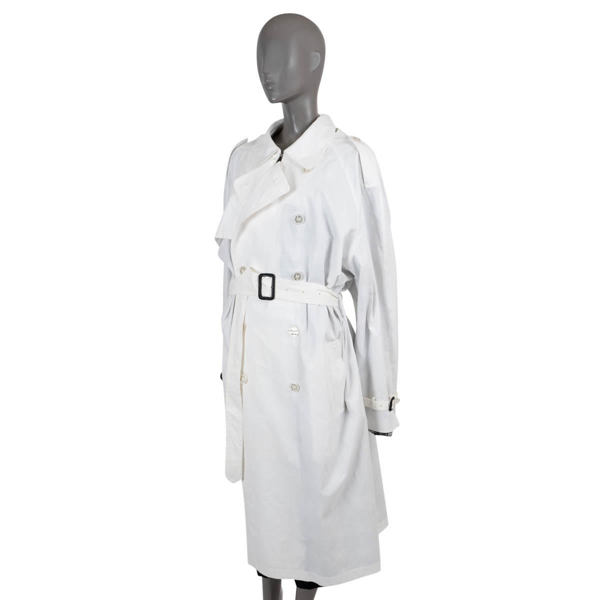 100% authentic Vetments x Mackintosh trench coat in cream cotton (100%). Unzips in the back to reveal plaid lining, features an oversized fit with classic trench coat details. Closes with buttons and self-tie belt in the front and is lined in plaid