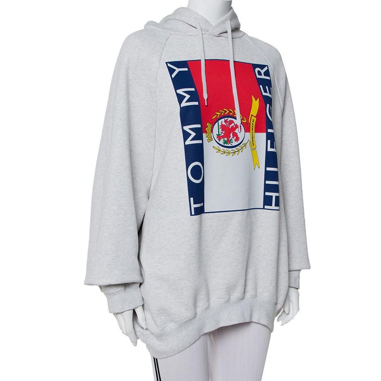 Vetements x Tommy Hilfiger Grey Logo Printed Knit Hooded Sweatshirt S For  Sale at 1stDibs