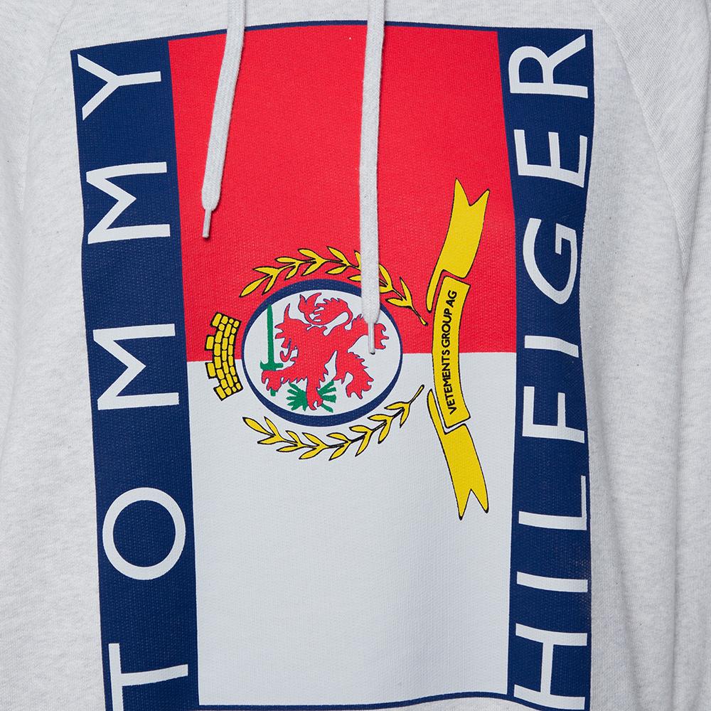 Vetements x Tommy Hilfiger Felpa con cappuccio con logo stampato grigio S In condizioni buone a Dubai, Al Qouz 2