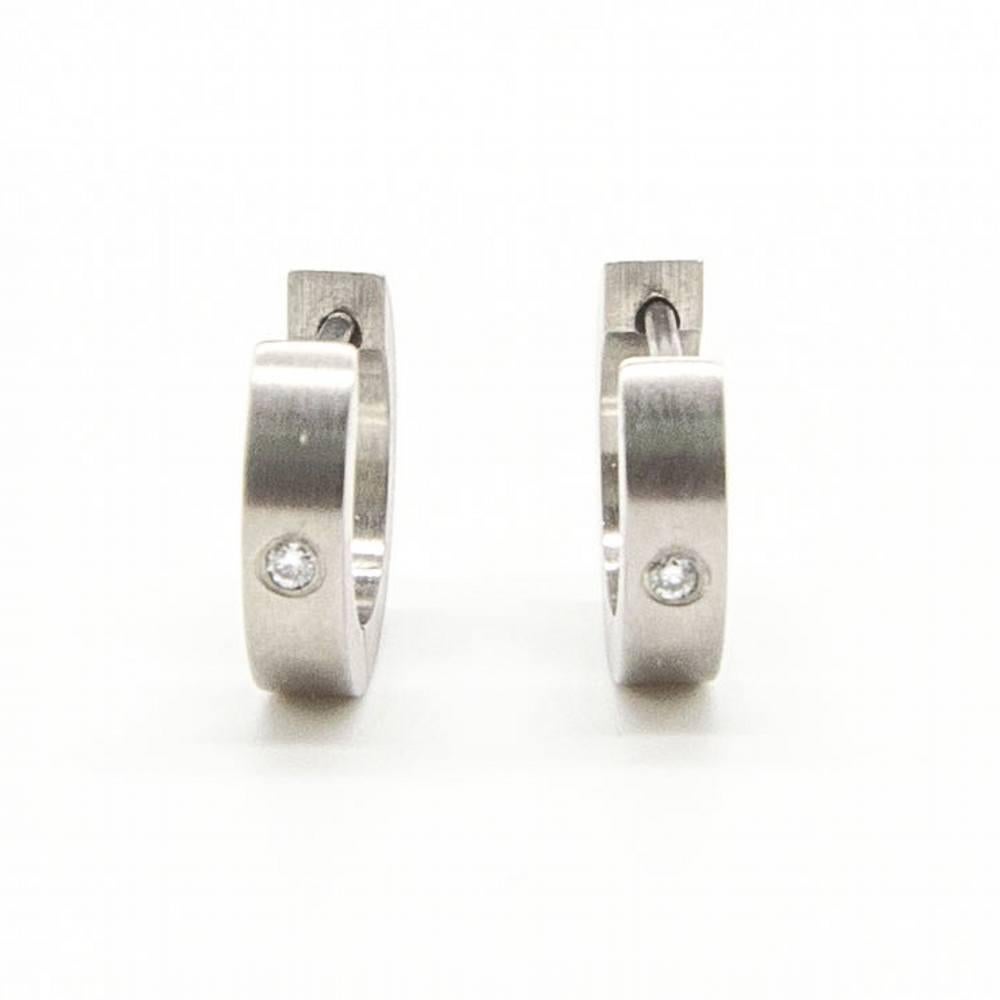 Orecchini da donna in acciaio e diamanti  2 diamanti taglio Brilliante da 0,02 ct.  Acciaio 316L  2.21 grammi.  Dimensioni: Diametro 12mm, Larghezza 2,5mm : Articolo nuovo di zecca: Rif.:D363914SO