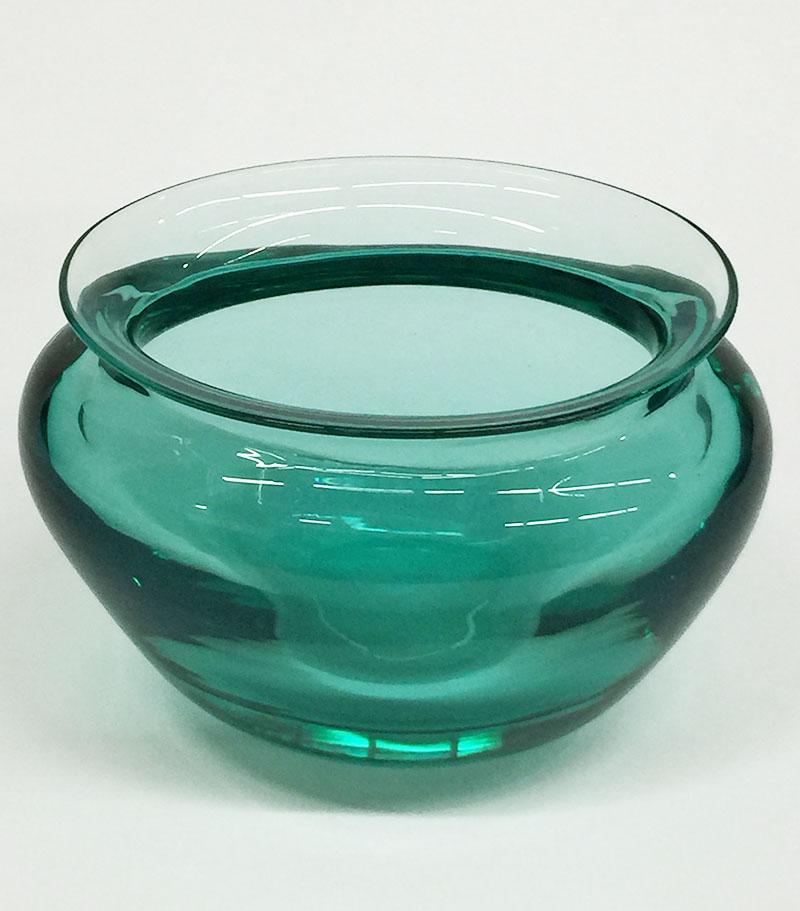 Vetreria Cenedese, Murano oval vase

An oval thick walled green clear glass vase by Cenedese, Italy
The vase is approximately 2 cm thick
circa 1960

The measurements are 14.5 cm high, 21 cm wide and the depth is 15.5 cm
The weight is 3200