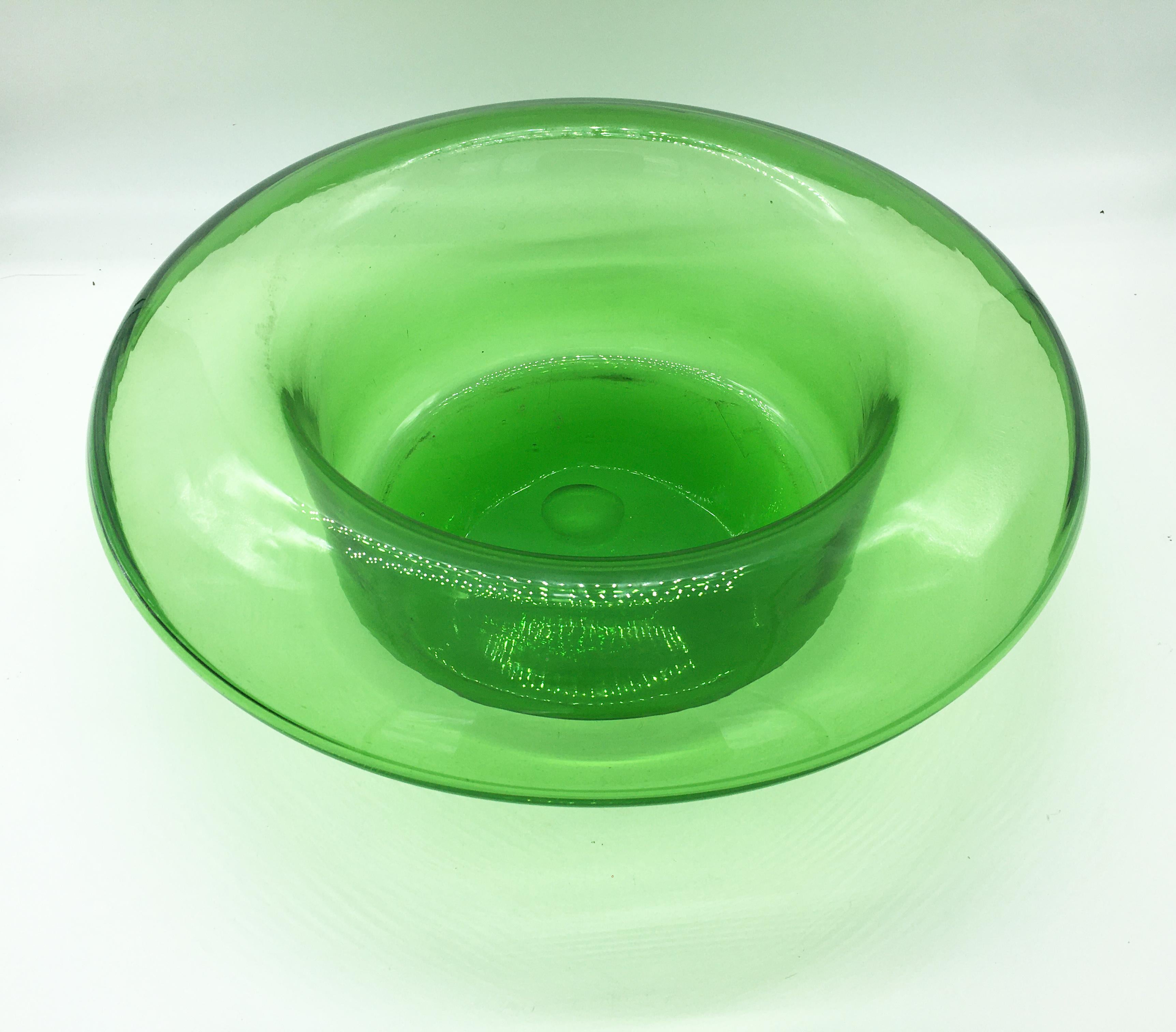 Very nice green hat-shaped Murano glass vessel.
It's in excellent condition, no chips.