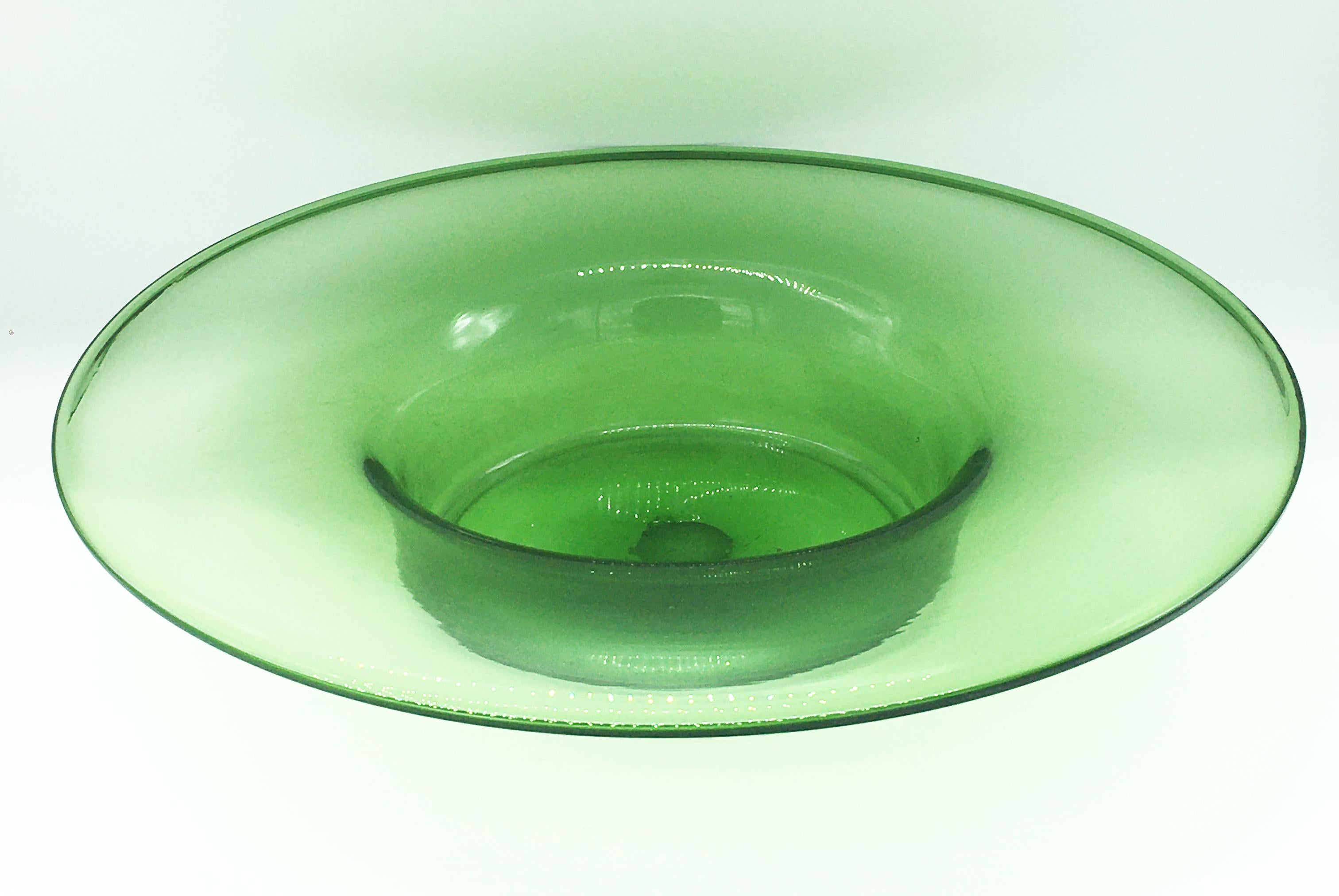 Very nice green hat-shaped Murano glass vessel.
It's in excellent condition, no chips.