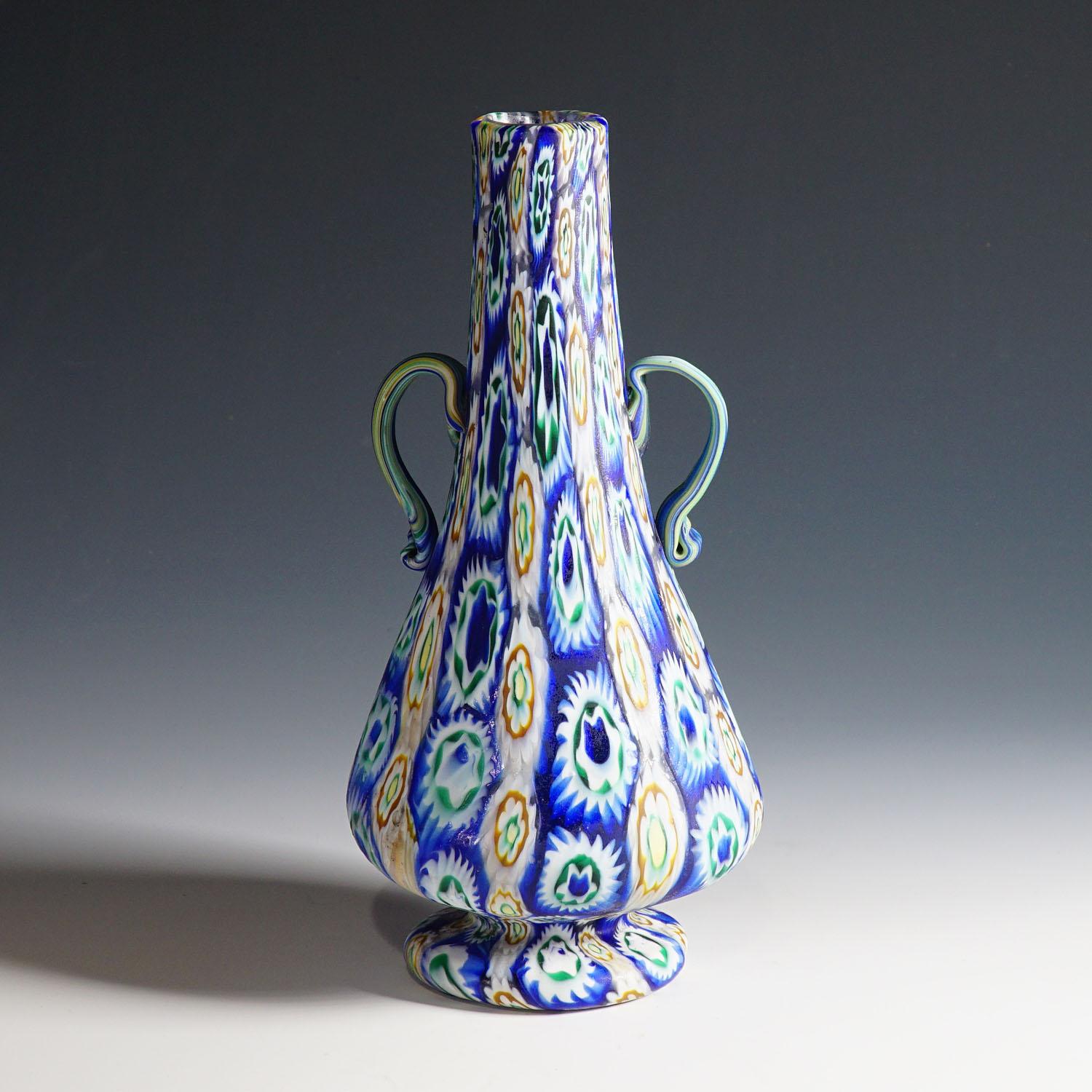 Eine sehr große Vase aus Murringlas mit aufgesetzten Henkeln, hergestellt von Vetreria Fratelli Toso Anfang des 20. Die Vase ist mit polychromen, mehrfarbigen, in vertikalen Reihen angeordneten Murrinen ausgeführt und hat eine säurematte Oberfläche.