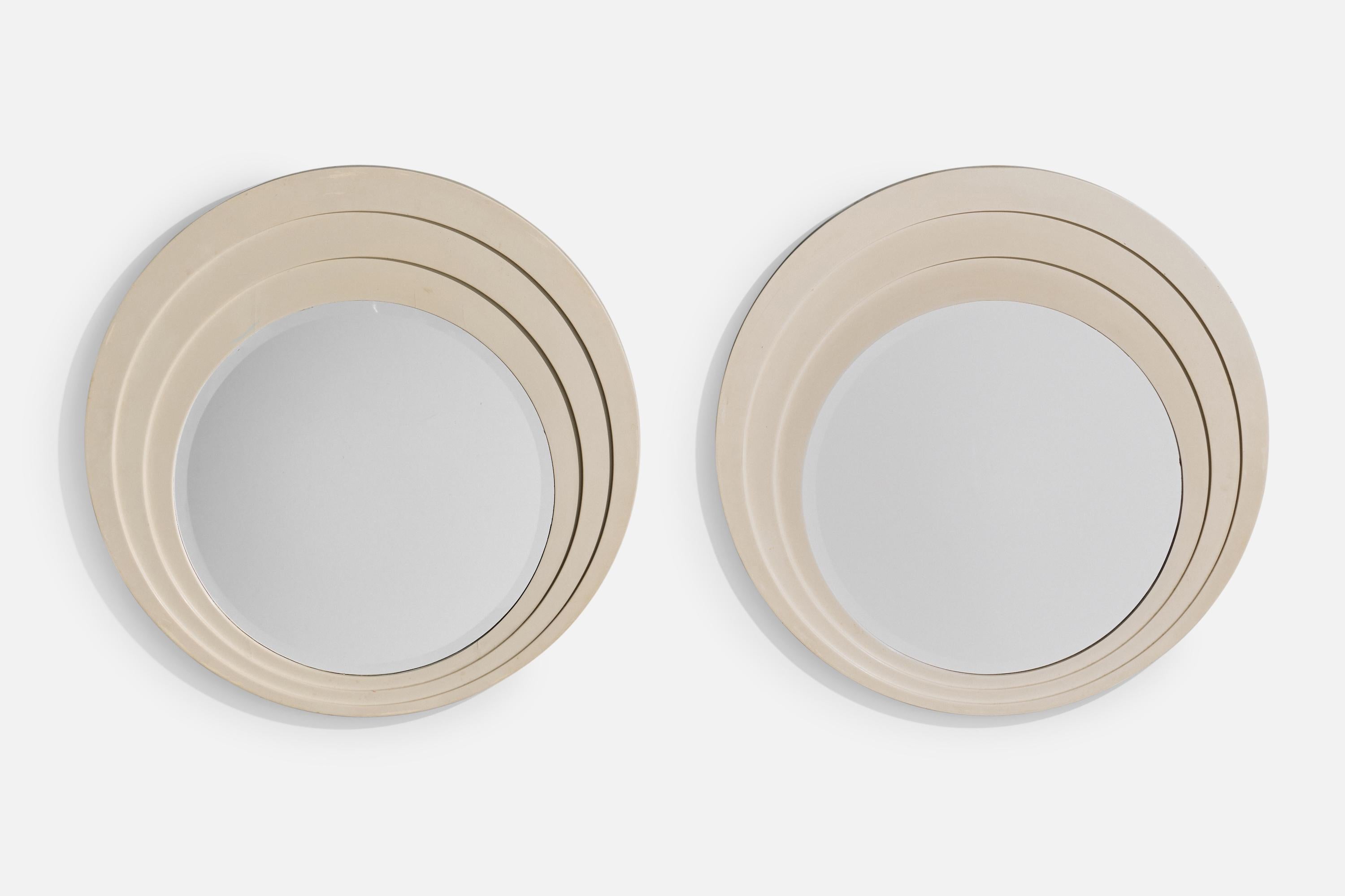 Paire de miroirs muraux en bois peints en blanc cassé, produits par Vetreria Grazi Daniele, Modène, Italie, c.C. 1960.

Perte mineure de peinture sur le cadre en bois.

Dimensions : 34,25 