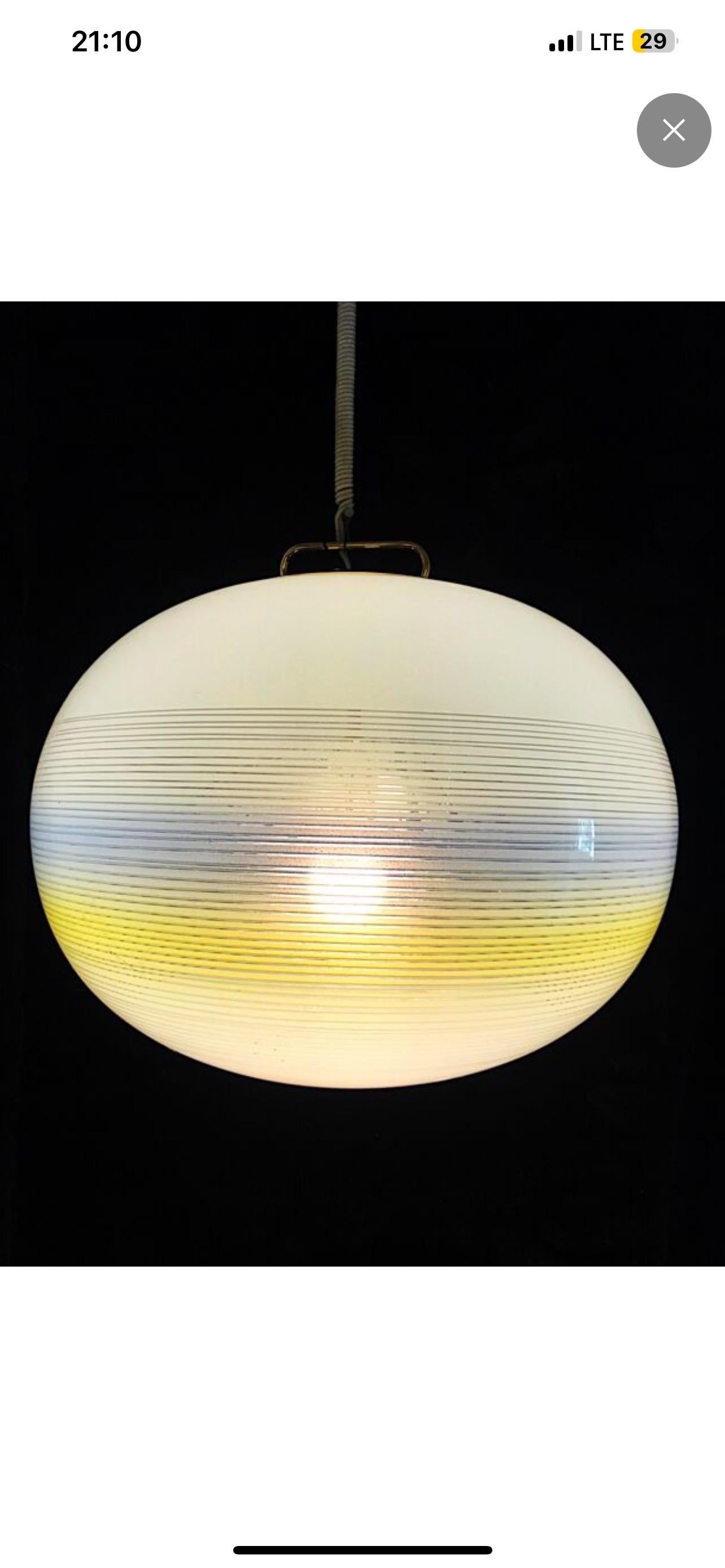 Buying a vintage Murano glass globe by Vetri has several advantages:
• Exceptional craftsmanship: Each piece is handcrafted by Italian artisans, guaranteeing unique quality and finesse.
• Timeless aesthetics: The elegant and refined design of Murano