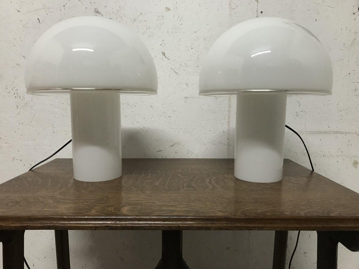 Vetri Murano. A rare pair of midcentury white opaque glass mushroom lamps.

Marked 'vetro eseguito da maestri di murano - Made in Italy' & 'Vetri Murano'