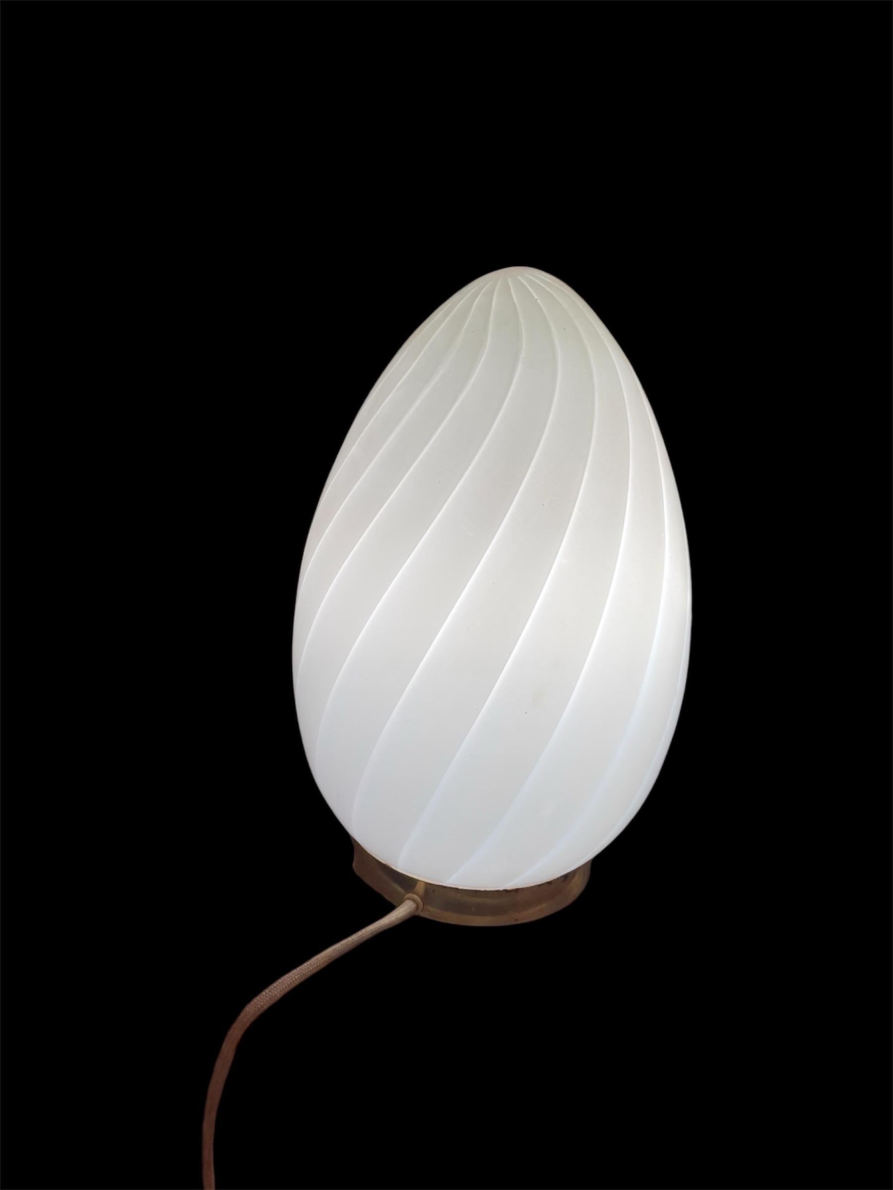 Moderno Lampada da tavolo in vetro di Murano a forma di uovo di Vetri, Italia 1980 in vendita