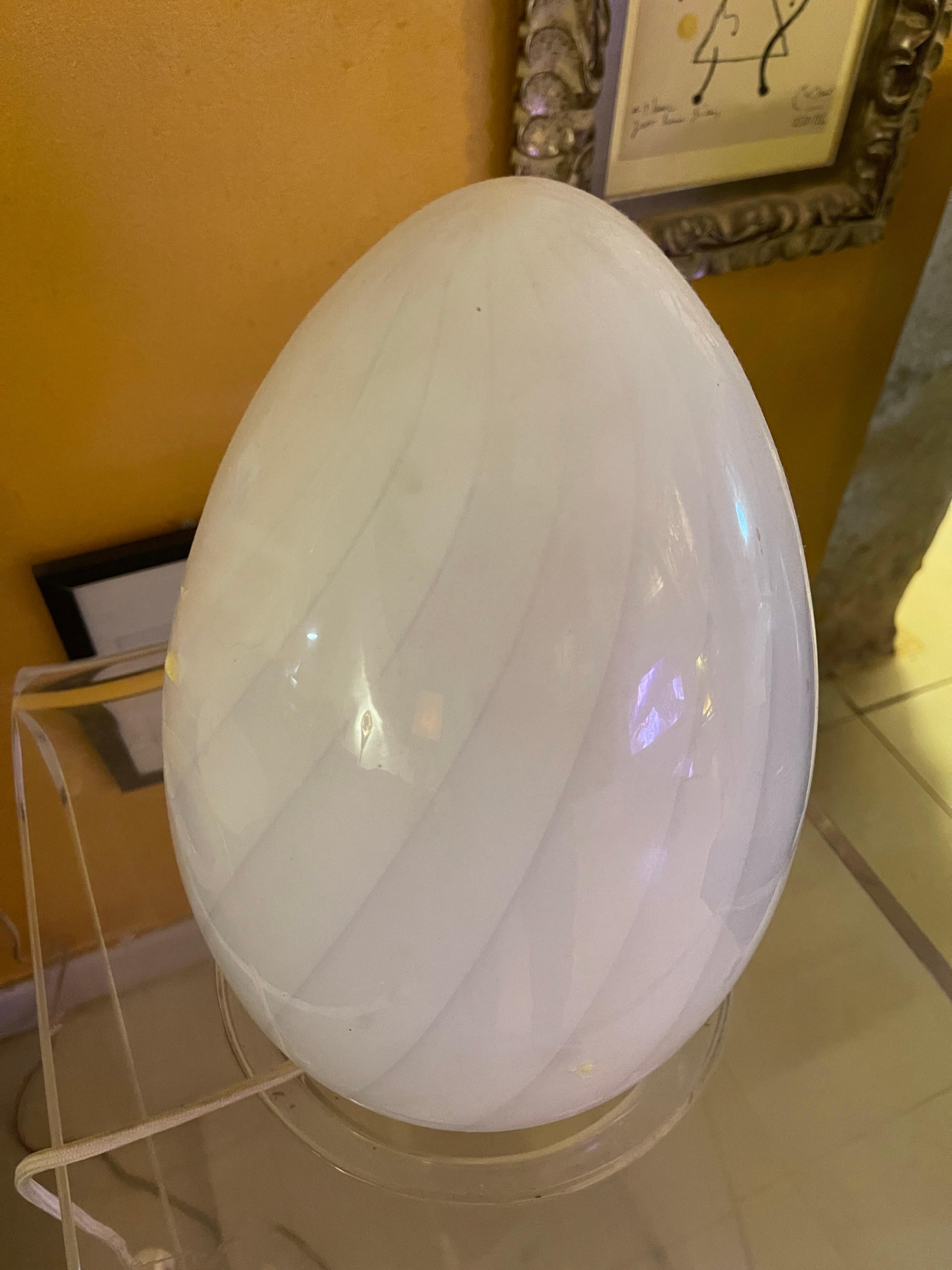Italiano Lampada da tavolo in vetro di Murano a forma di uovo di Vetri, Italia 1980 in vendita