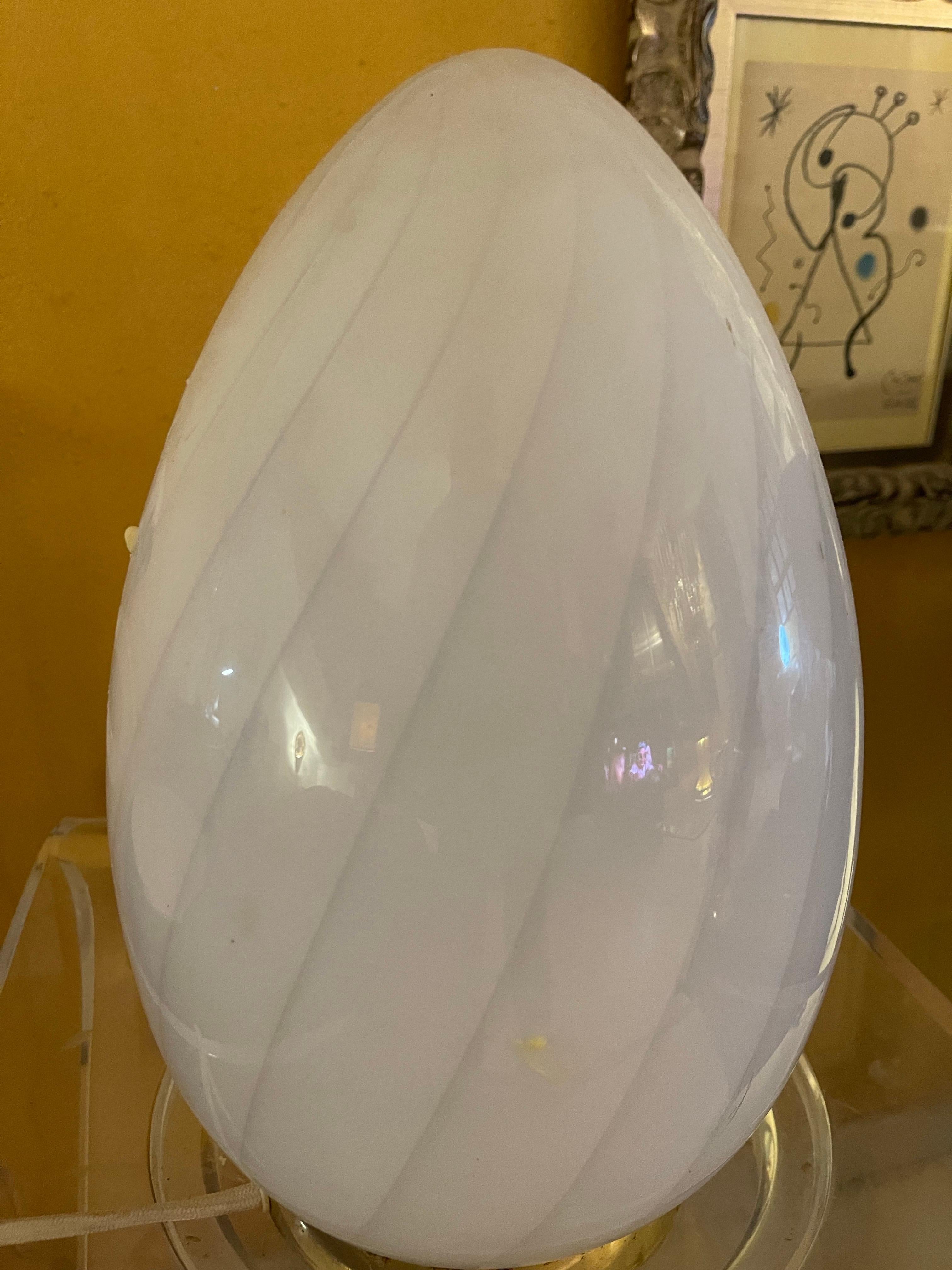Lampada da tavolo in vetro di Murano a forma di uovo di Vetri, Italia 1980 In condizioni buone in vendita a La xara, VC
